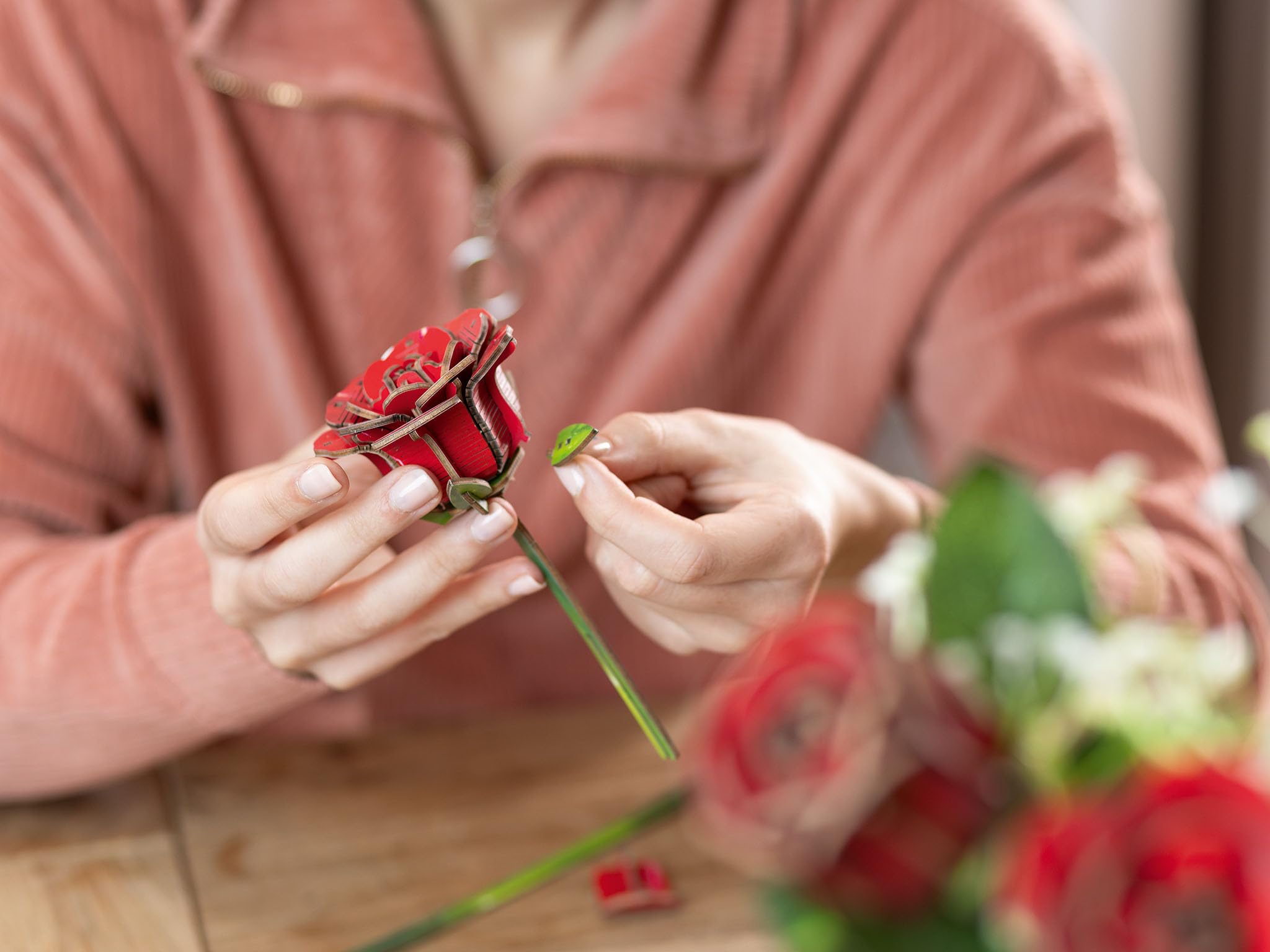 Revell Dream of Roses Ewiger Rosenstrauß aus Holz, Blumen aus Holz zum Zusammenbauen mit Vase und Duftring, DIY Blumen Deko, Romantische Geschenkidee 5