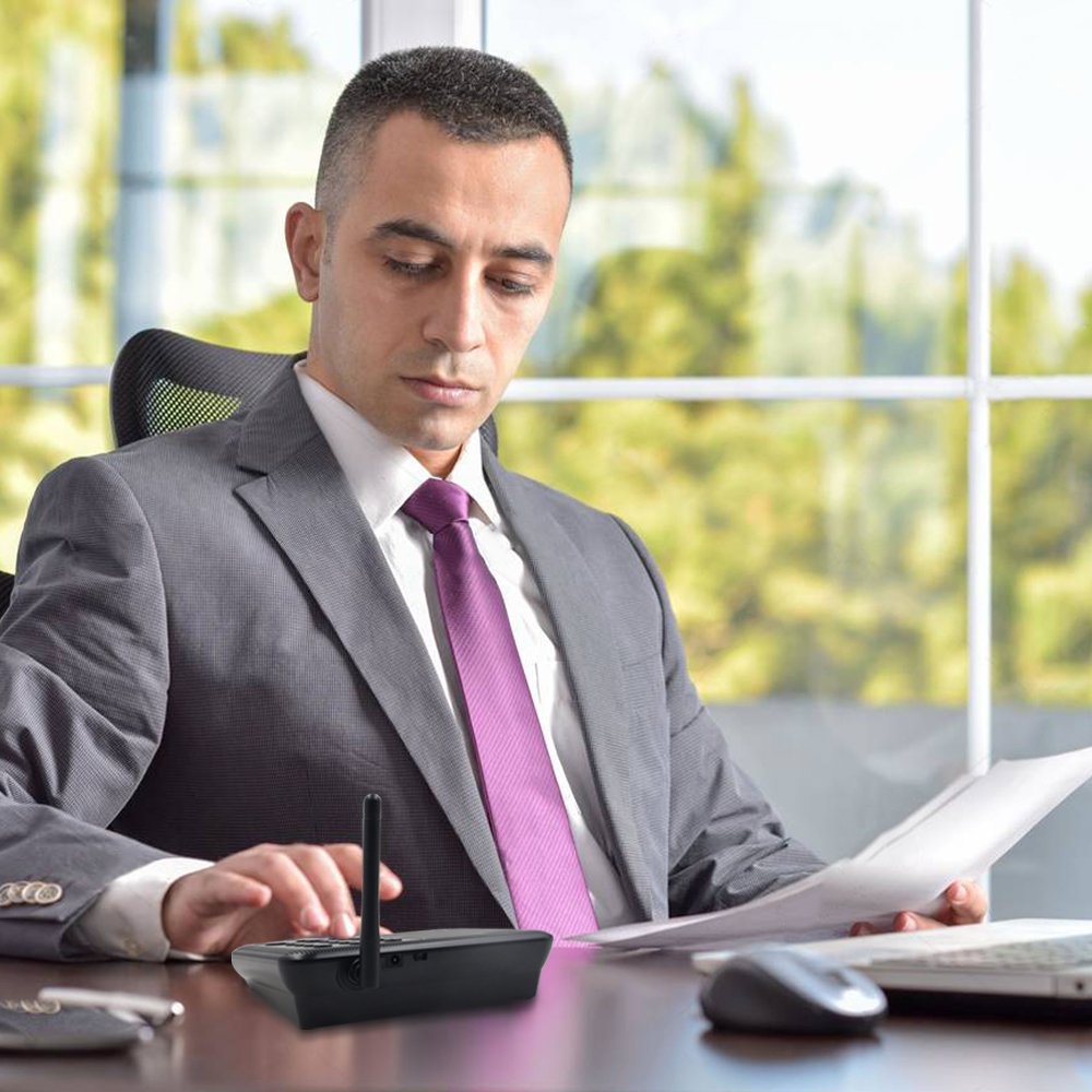 строгий человек. повар парень с девушкой в серой униформе. серьезный шеф. серьезный босс. бизнесмен за столом.