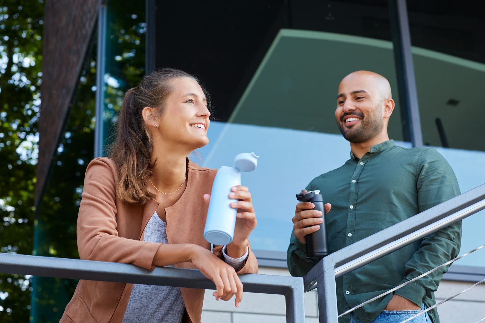 Emsa N21517 Travel Mug Light Isolierbecher | Fassungsvermögen: 0,4 L | extra-schlankes Format | Leichtgewicht | Edelstahl | Klappverschlusssystem | 100% dicht | 8h heiß/16h kalt | BPA-Frei | Schwarz 5