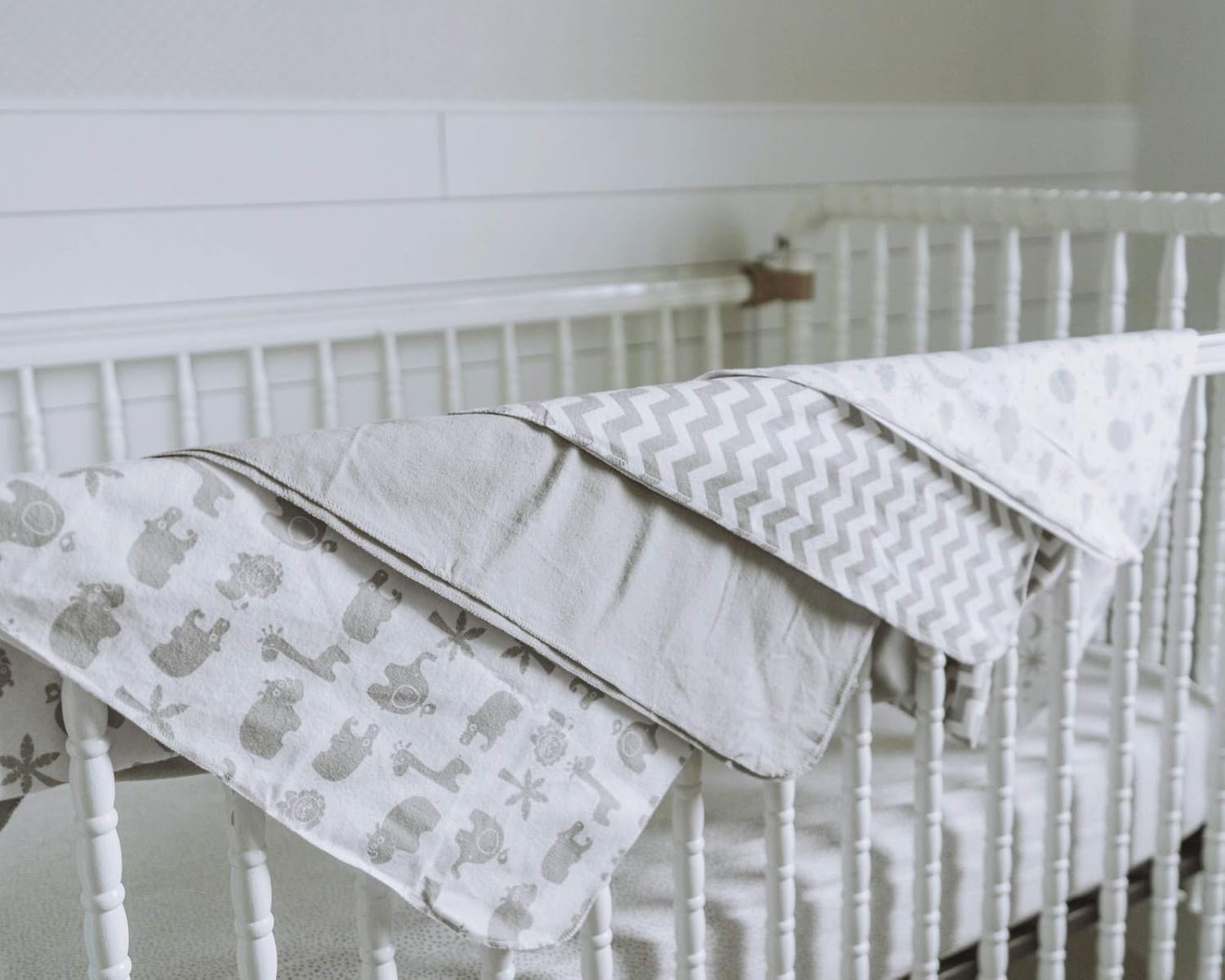 Spasilk Baby 4 Pack 100% Cotton Flannel Receiving Blanket, Grey Giraffe, One Size: Clothing