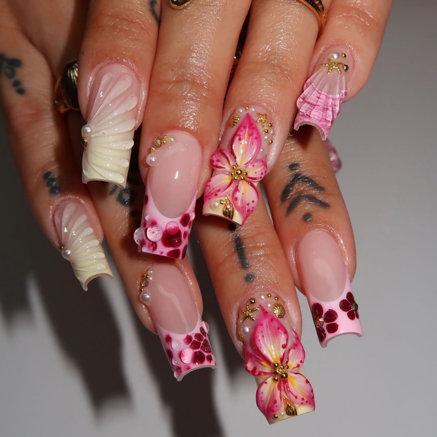 Photo 1 of 24Pcs Summer Press on Nails Medium Square Fake Nails with Pearl Rhinestones Designs Gold Starfish Seashell Glue on Nails 3D Flower Acrylic Nails Beach False Nails French Tip Stick on Nails for Women