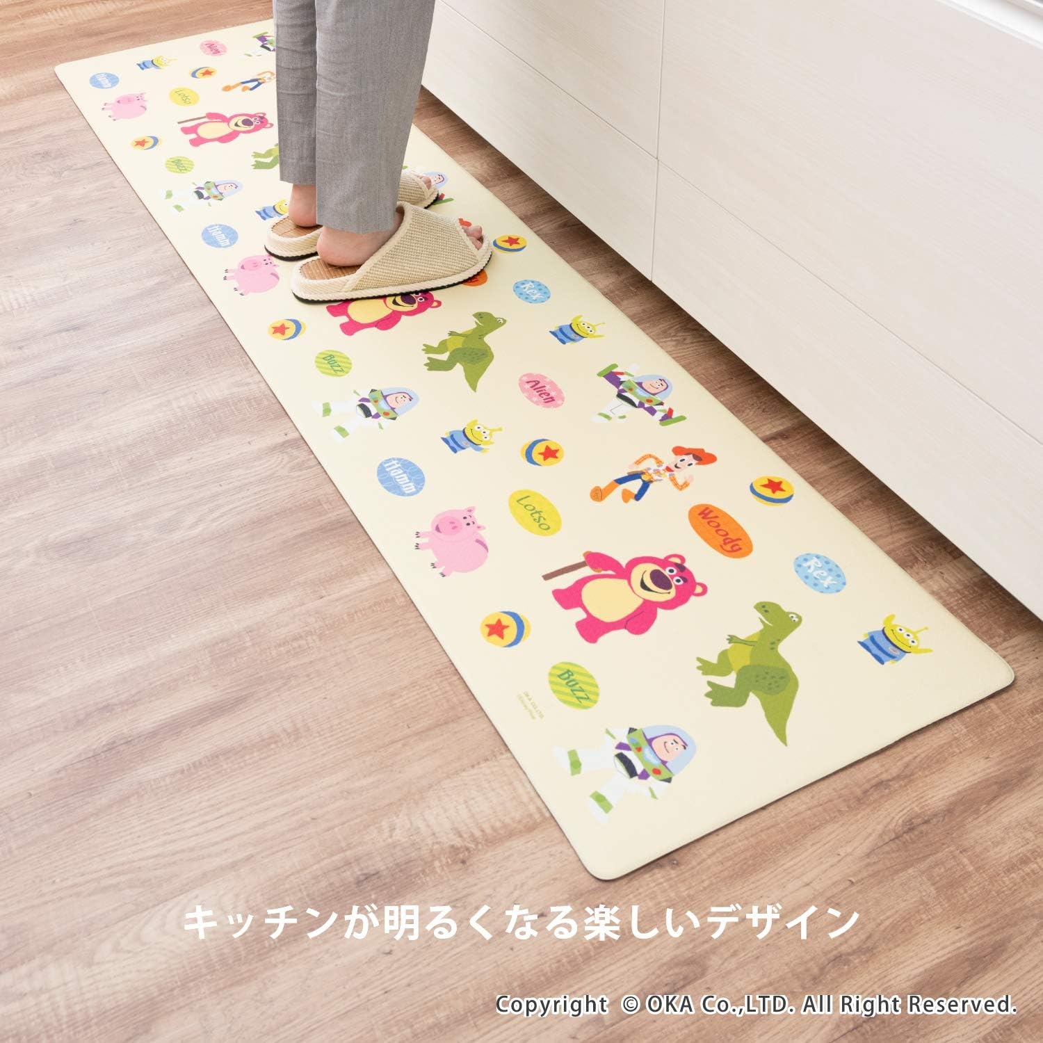 Amazon Co Jp オカ Oka ディズニー拭けるキッチンマット 約45cm 180cm トイ ストーリー イエロー 拭くだけ Pvc ビニール ホーム キッチン