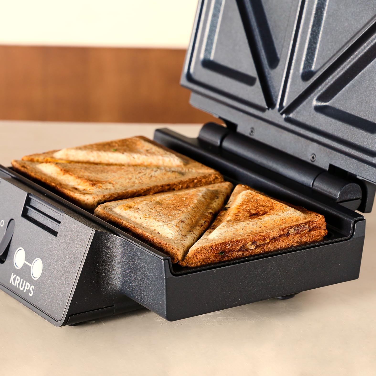KRUPS FDK461 Sandwichmaker – Dreiecks-Sandwichtoasts, Keramik-Antihaftplatten, 850W, extra tiefe Form für leckere Gourmet-Sandwiches, schnelles Erhitzen, platzsparend, Standard, schwarz 2