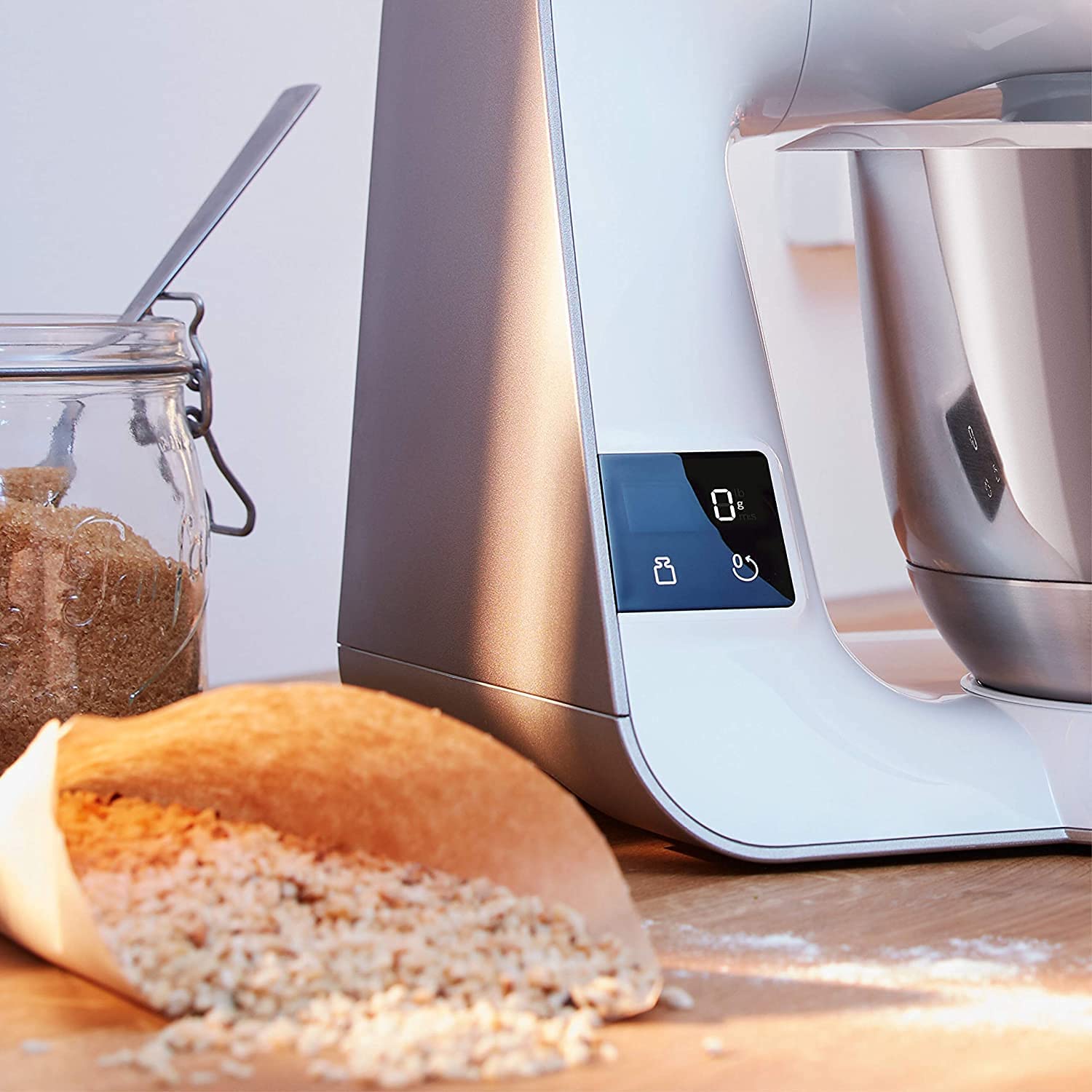 Bosch Küchenmaschine Serie 4, integrierte Waage, Mixer 1,25 L, Edelstahl-Schüssel 3,9 L, Profi-Knethaken, Schnee-, Silikonbesen, Durchlaufschnitzler, 4 Scheiben, 1000 W, weiß, MUM5XW20 2