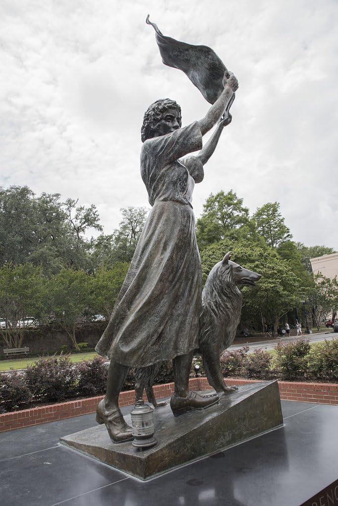 Best Savannah Waving Girl Garden Statue