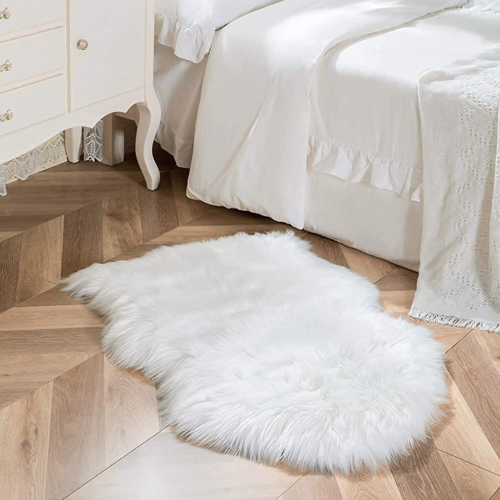 HEQUN Faux Fur Rug, Fluffy Rug, Shaggy Rugs,Faux Sheepskin Rugs Floor Carpet for Bedrooms Living Room Kids Rooms Decor (White, 60 X 90 CM)