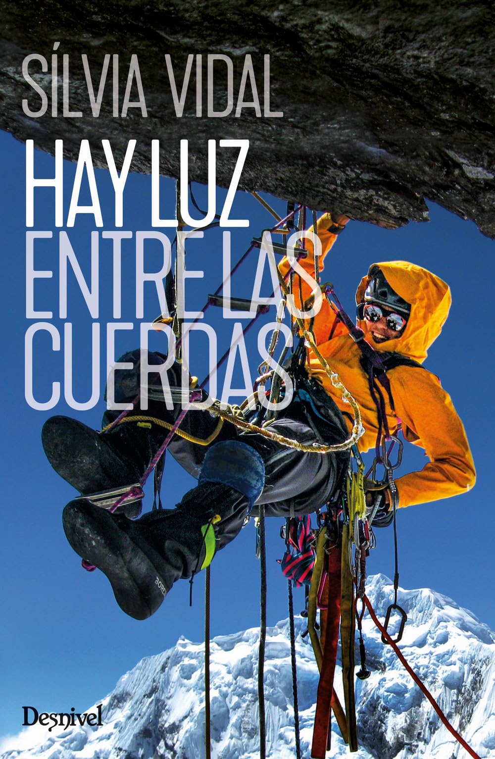 Portada de Hay luz entre las cuerdas (Literatura Desnivel)