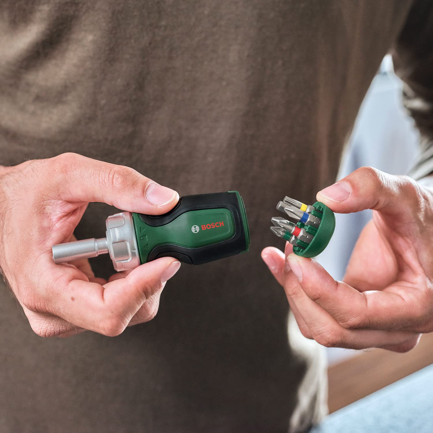 Bosch Stubby Ratschenschraubendreher mit Bit Magazin, 6-teilig (kompakter Ratschenschraubendreher mit hohem Drehmoment; 6 Bits – PZ1/2,PH2,SL4,TX25,HEX5; ergonomisch; magnetischer Bithalter) 3