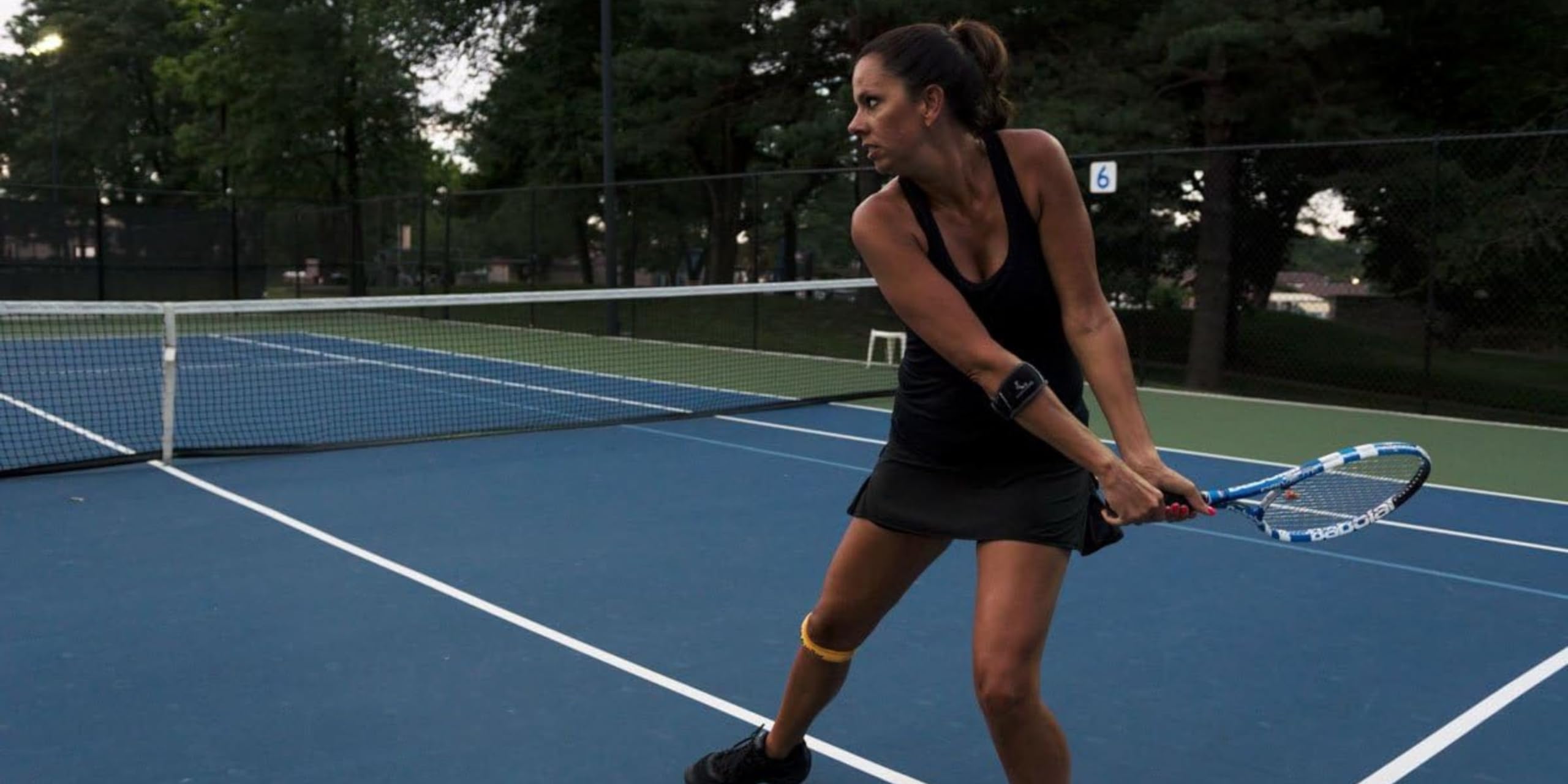 MUELLER Sports Medicine Hg80 Premium Tennis Elbow Support Strap, Elbow Pain Relief Brace For Men and Women, Black,