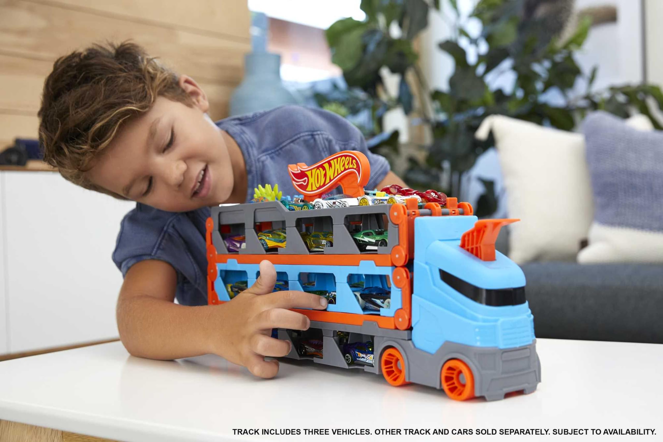 Hot Wheels - 2:1 Autorennbahn zu Transporter, inkl. 3 Spielzeugautos, mit Doppelstarter, Auslösefunktion und Weiche, Platz für 20 Autos, Spielzeug ab 4 Jahre, HGH33 2