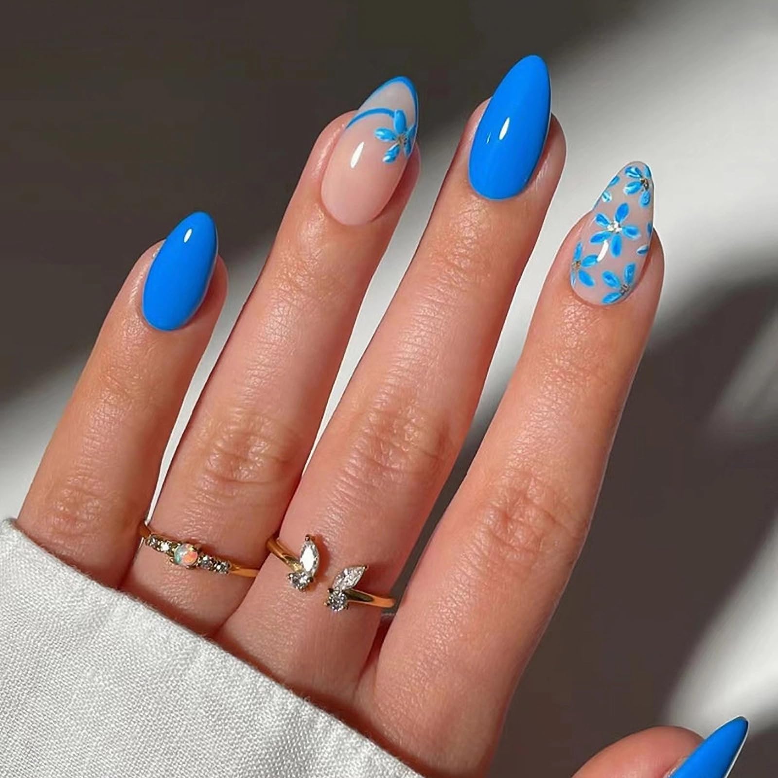 MISUD Press on Nails Short Almond Fake Nails Glossy Glue on Nails Summer Blue Acrylic Nails Stiletto Artificial Nails Cute Flower Stick on False Nails with Design 30pcs