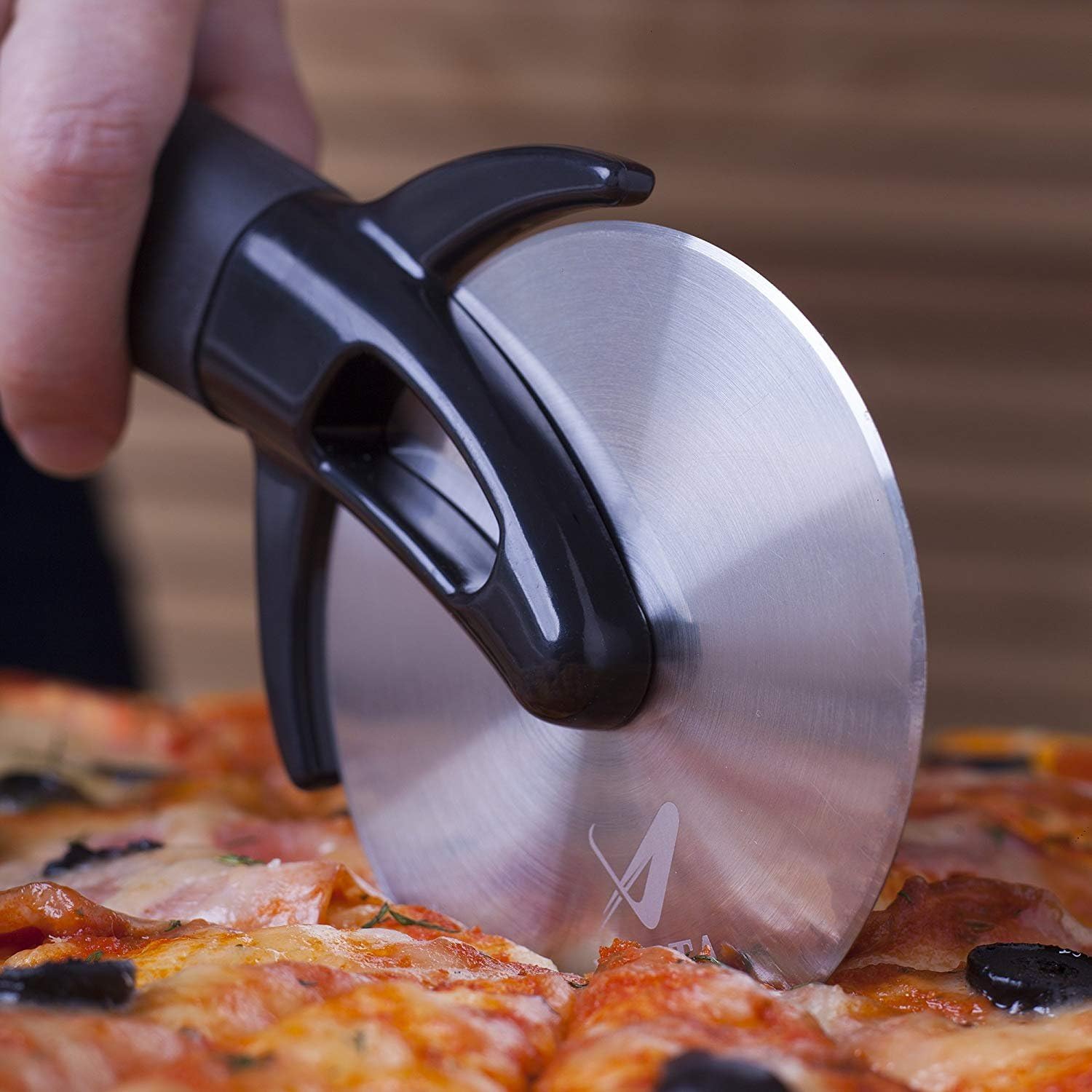 Premium Professional Pizza Cutter Wheel By VestaHomeStore - With Sharp Angled Stainless Steel Blade, Ergonomic Anti-Slip Handle & Durable Blade Cover - Ideal For Pizza, Pies, Waffles and Dough Cookies: Kitchen & Dining