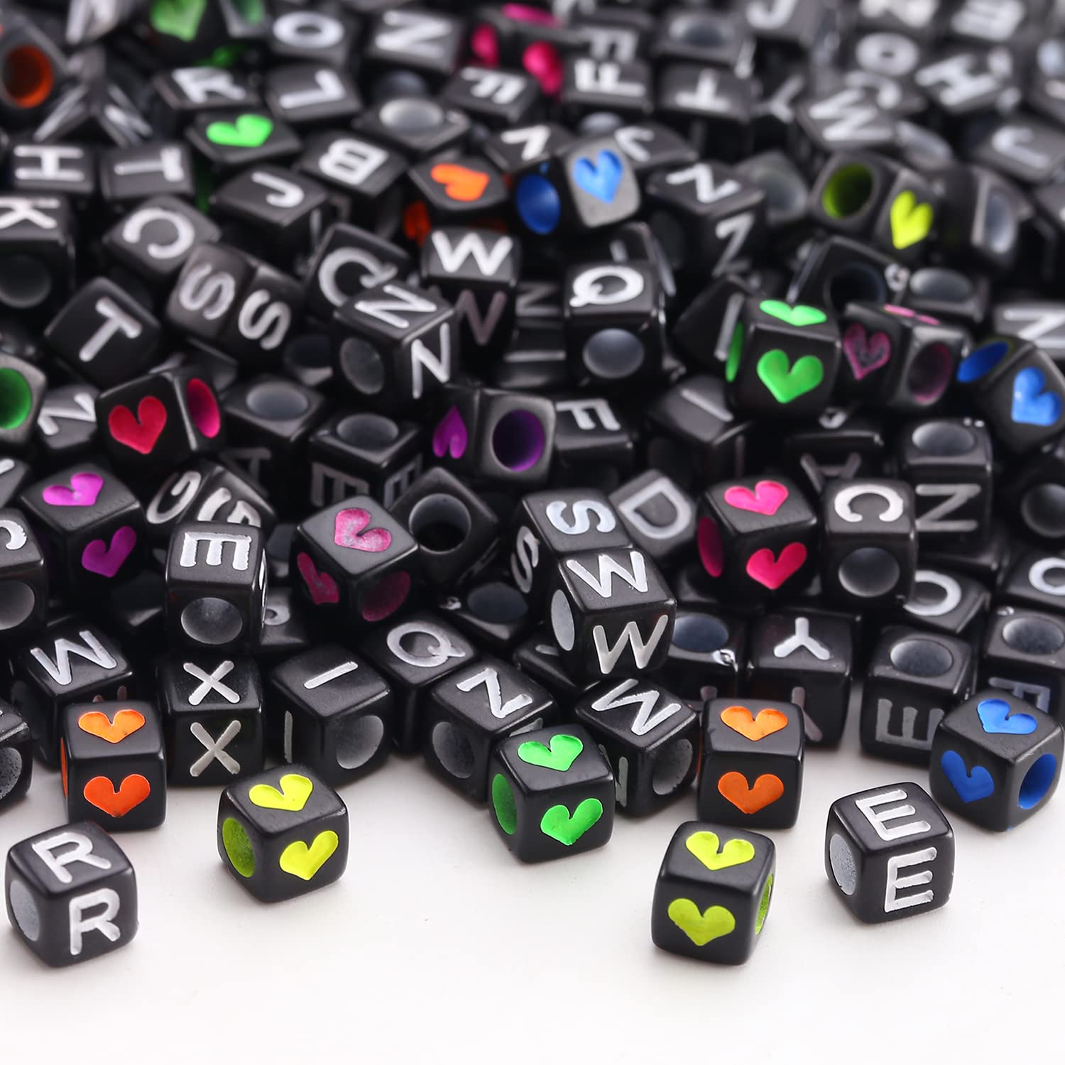 HERZWILD 1000pcs Letter Beads and Heart Beads Acrylic Alphabet Letter Cube Bead Square Loose A-Z Bead for Beading Making Art Craft Weaving DIY Bracelets (White-Black) — image 1