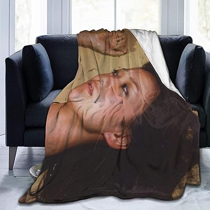 Amazon Co Jp 大島優子 おおしま ゆうこ Oshima Yuko 毛布 ブランケット 軽量 多機能 大判キャラ柄 秋冬 ふわふわ 冷房対策 冬に暖か マイクロファイバー フランネル 携帯 オフィス 車用 毛布カバ洗える おしゃれ ギフト プレゼント ホーム キッチン