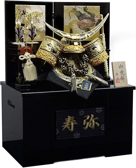 Amazon 伊達政宗 五月人形 兜飾り 間口42ｃｍ彫金龍虎収納飾り 伊達政宗ゴールド兜 正絹縅 刺繍名前入り 収納箱 収納箱にお子様の名前が入る為 納期に14日程かかります 兜飾り おもちゃ