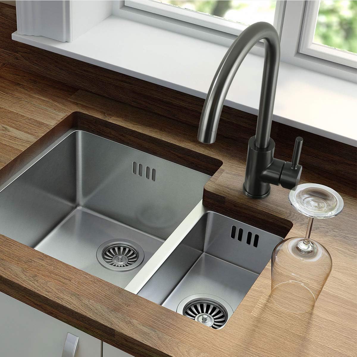 fregadero cocina con grifo