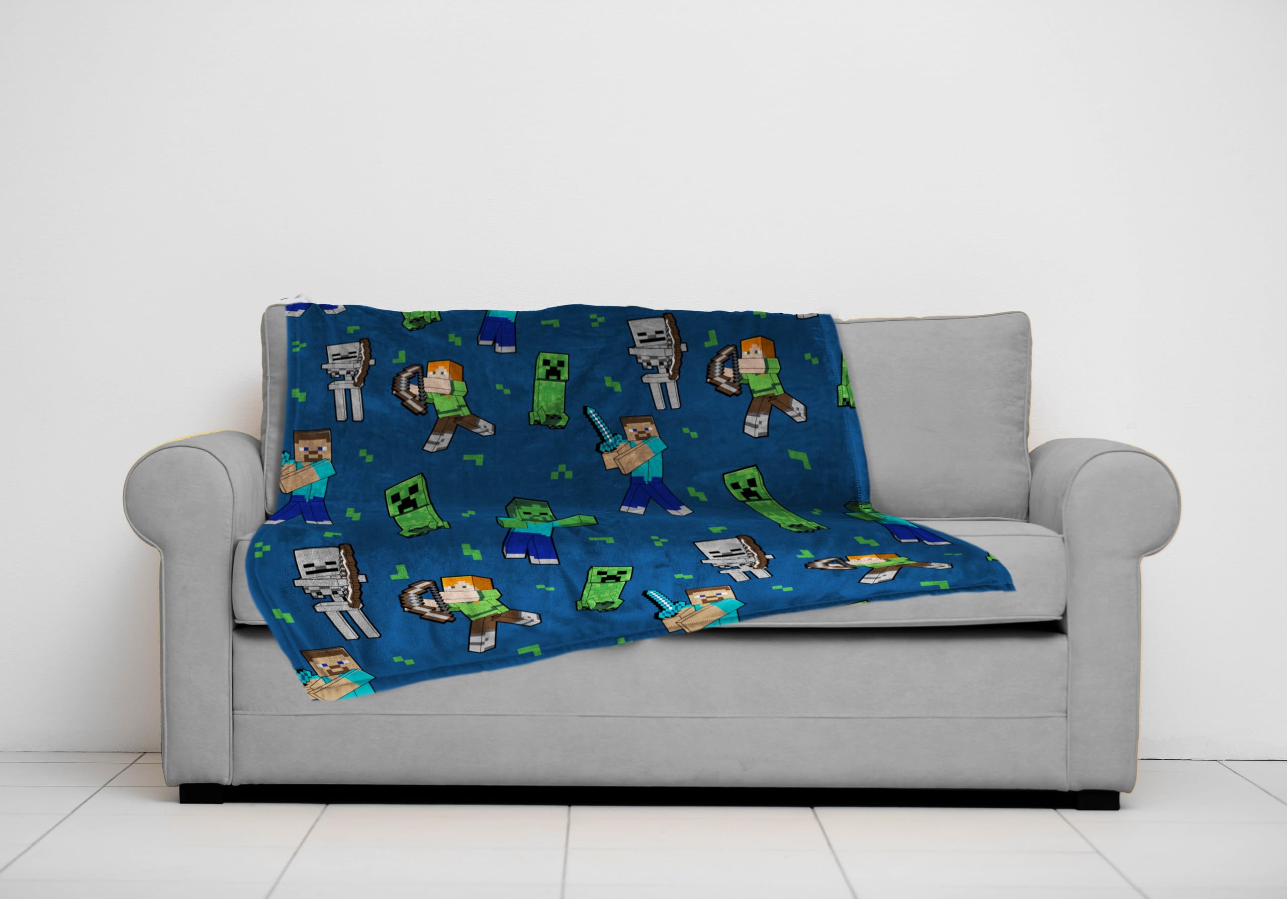 Jay Franco Minecraft Plush Throw Blanket - Measures 46 x 60 Inches - Kids Super Soft Fleece Creeper Battle Bedding