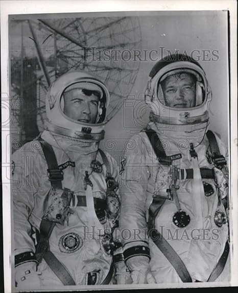 Amazon 1966年フォト押し宇宙飛行士ジョン W Young Andマイケル コリンズ Orb キッチン用品 オンライン通販