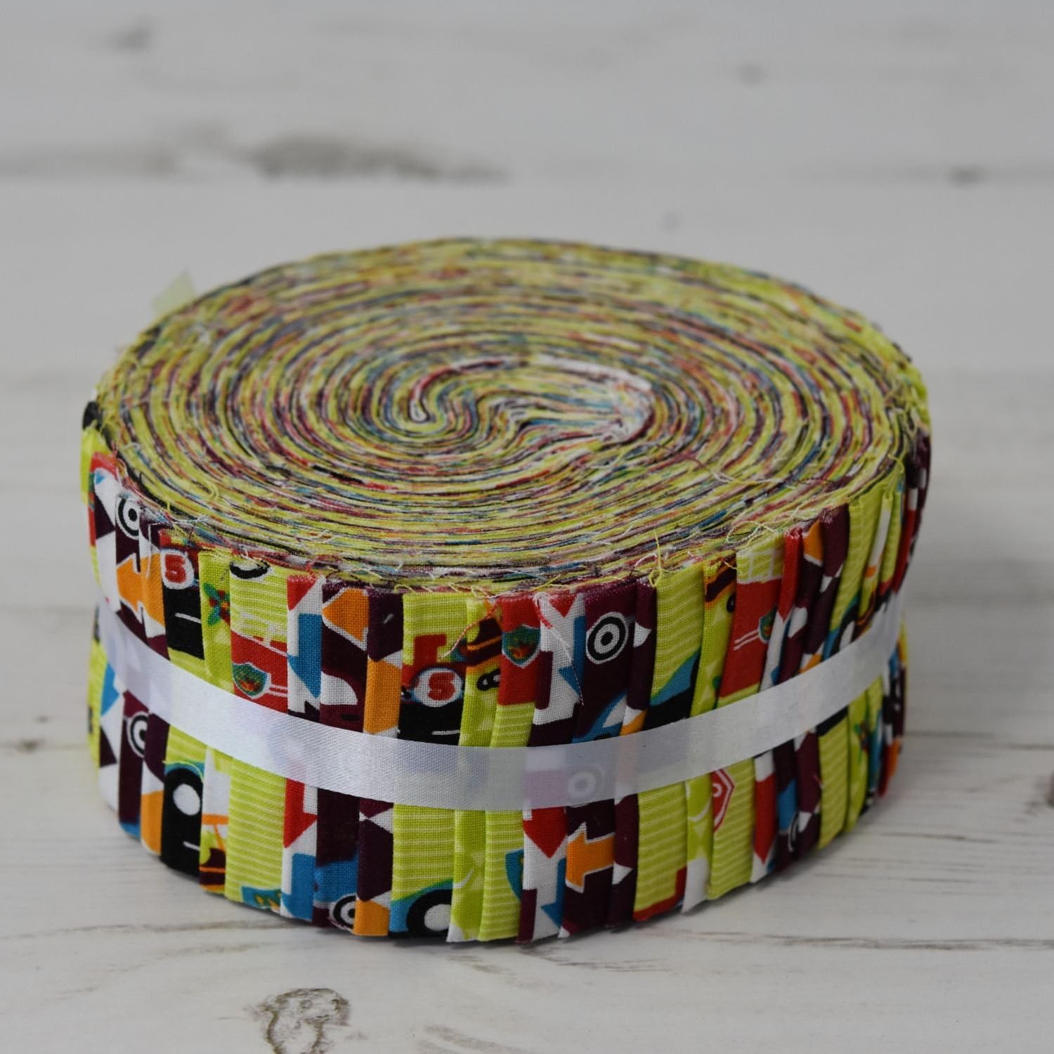 FABRIC FREEDOM ZOOM GREEN JELLY ROLLS 40 STRIPPERS STRIPS 100% COTTON SEWING PATCHWORK QUILTING CRAFT FABRIC BUNDLE EACH STRIP 2.5" WIDTH X 42 " LENGTH QUILTING CRAFT SEWING PATCHWORK FABRIC BUNDLE MADE IN THE UK BRAND NEW IN PRESENTATION BUNDLE
