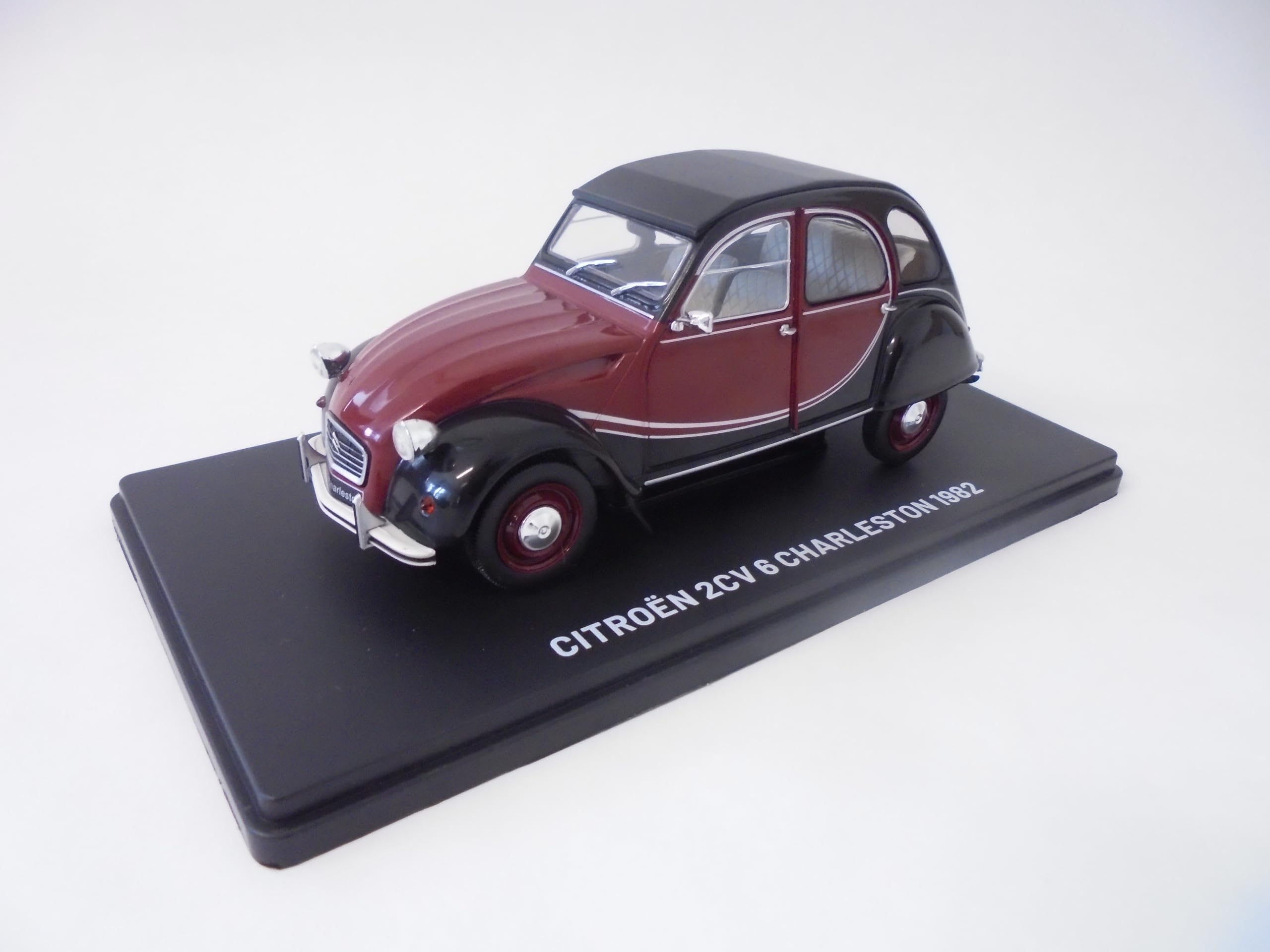 OPO 10 - Collectible miniature car 1/24 compatible with Citroën 2CV Charleston VQR51