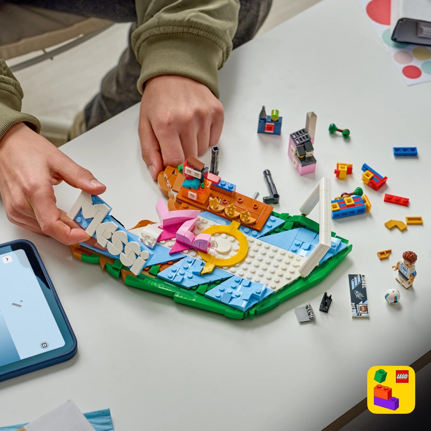 LEGO Editions Lionel Messi – Fußball-Highlights Spielzeug - 3D Modellbau mit Minifigur zum Sammeln - Kinderzimmer Deko - Geschenk für Jungen, Mädchen ab 10 Jahren und Erwachsene Sportfans - 43011 5