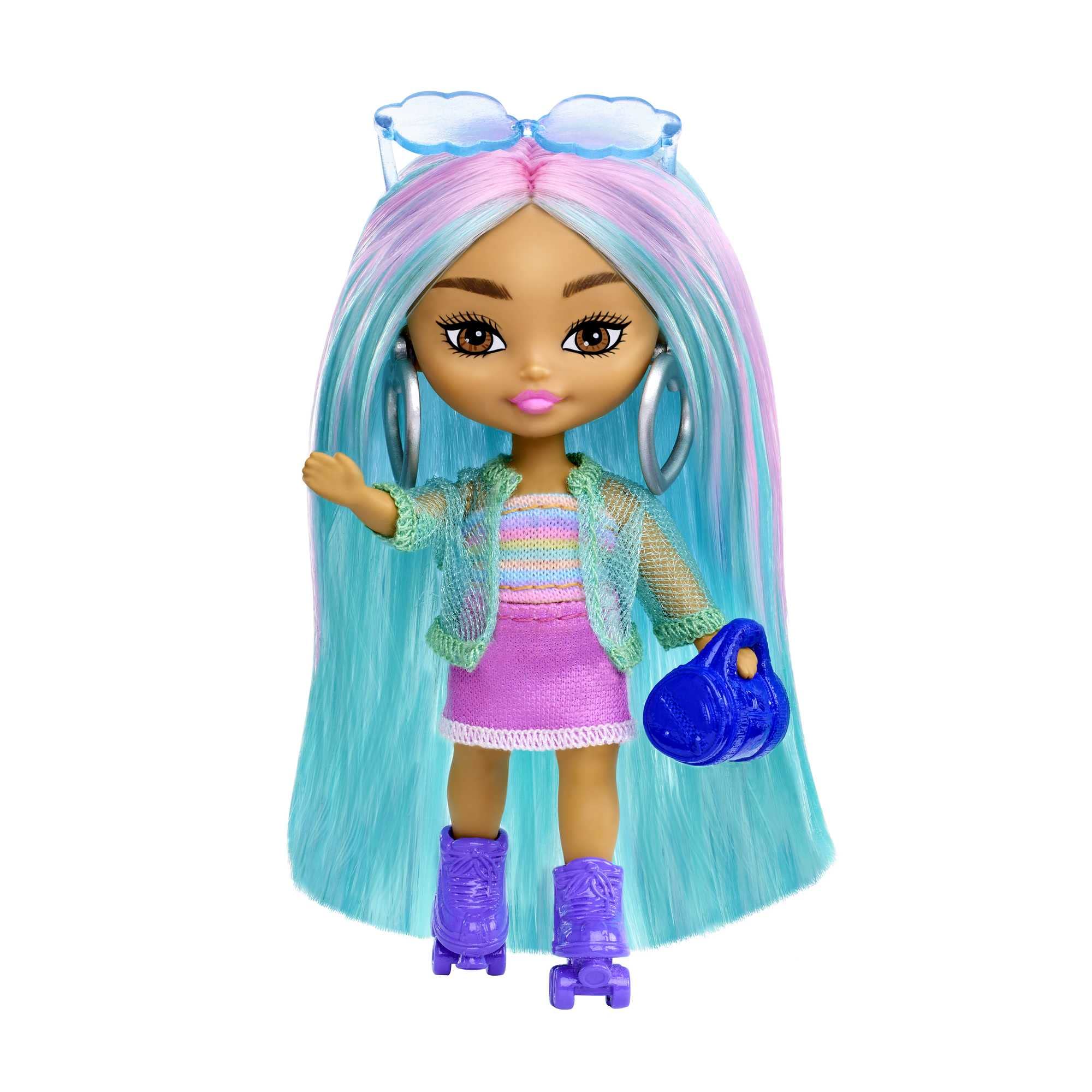 Barbie Extra Mini Minis, Extra Mini Minis Barbiepuppe mit blauen und rosa Haaren, buntem Outfit, lila Rollschuhen, blauer Handtasche und weiterem Barbiezubehör, Geschenk für Kinder ab 3 Jahren