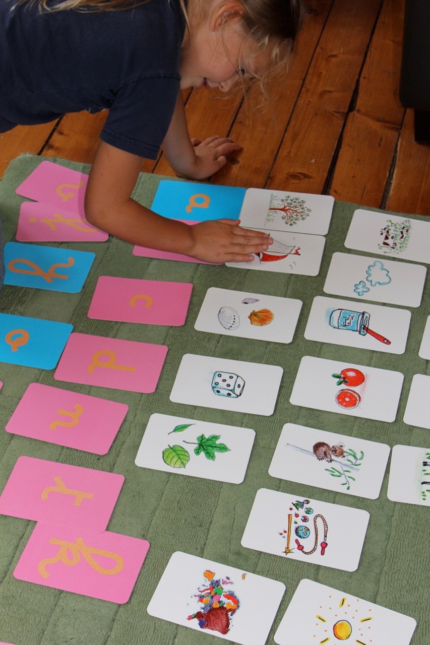 Amazon Fr Les Lettres Rugueuses Coffret Pour Apprendre A Lire Et A Ecrire Naturellement Pedagogie Montessori Poussin Charlotte Ollier Marie Livres