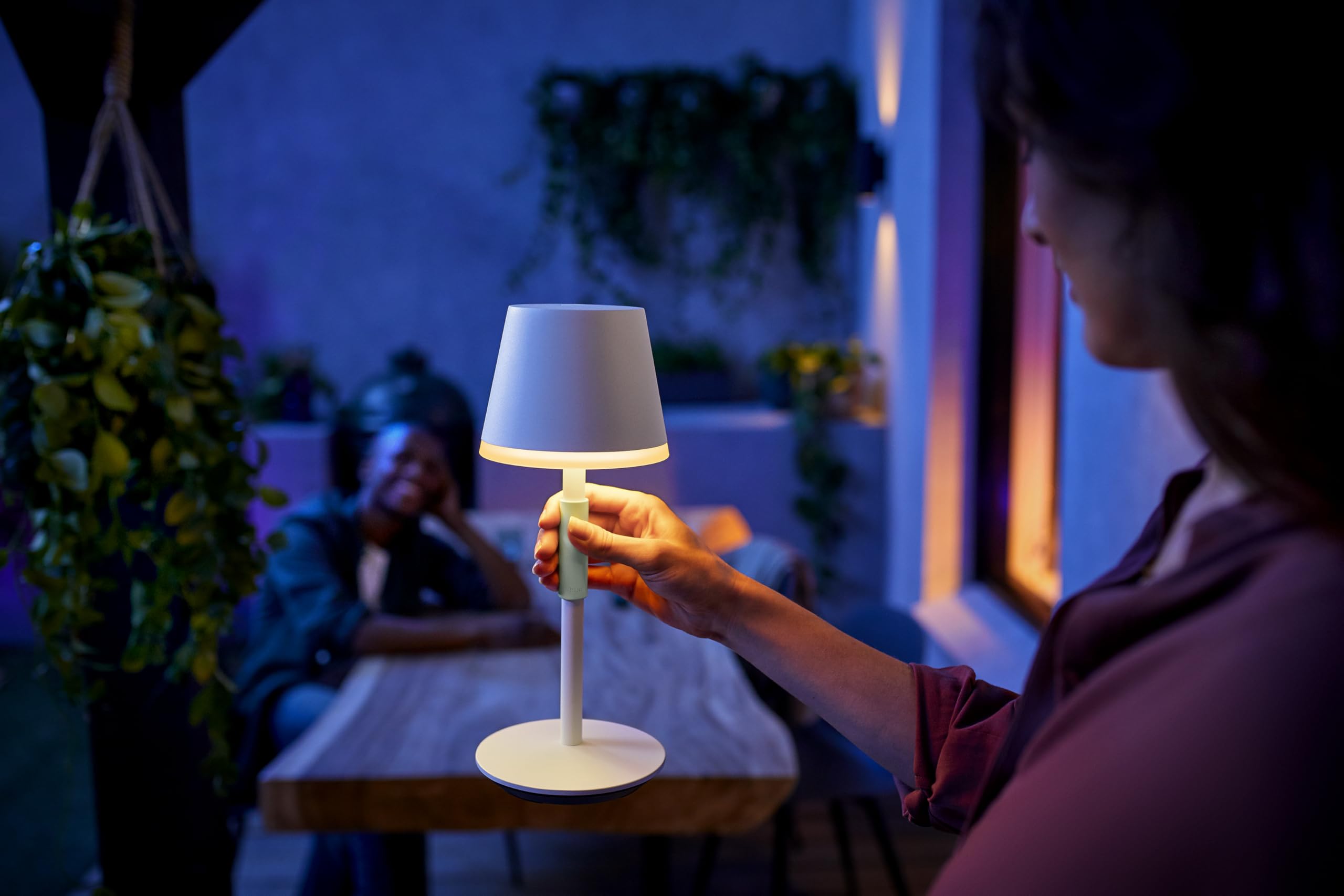 Philips Hue White & Color Ambiance Go Tragbare Tischleuchte (530 lm), dimmbare LED Leuchte für das Hue Lichtsystem mit 16 Mio. Farben, smarte Lichtsteuerung über Sprache oder App, weiß 2