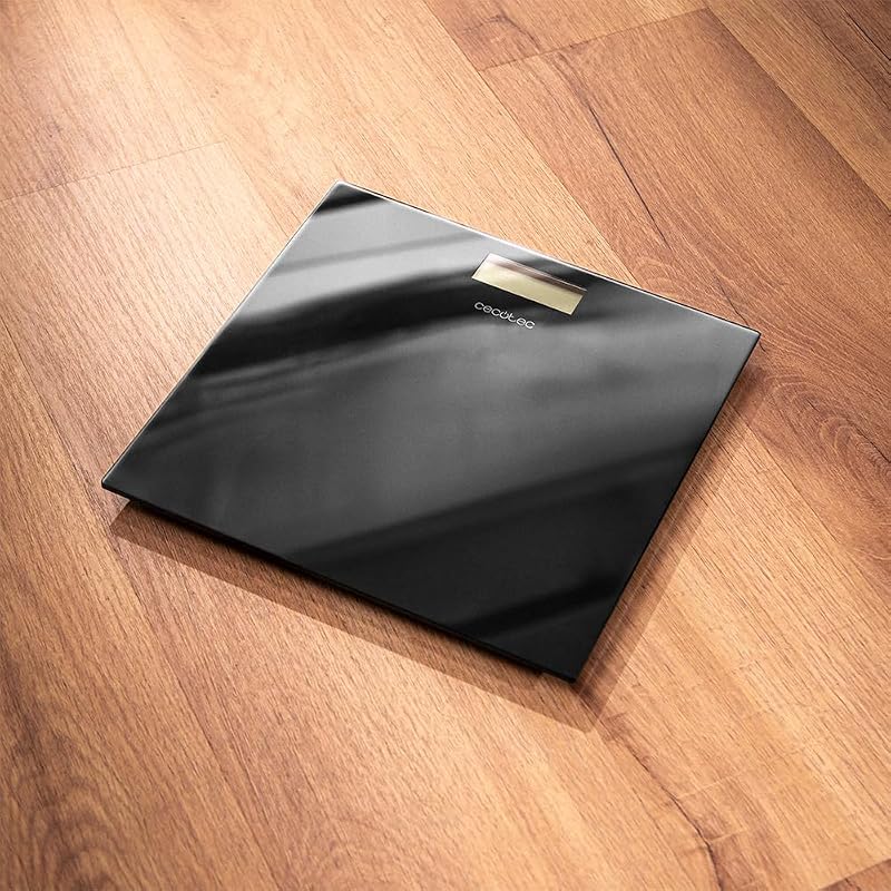 Bilancia da bagno digitale 30 x 30 cm Surface Precision. Design compatto, misurazioni precise, capacità massima 180 kg, accensione e spegnimento automatico, base antiscivolo, funziona a