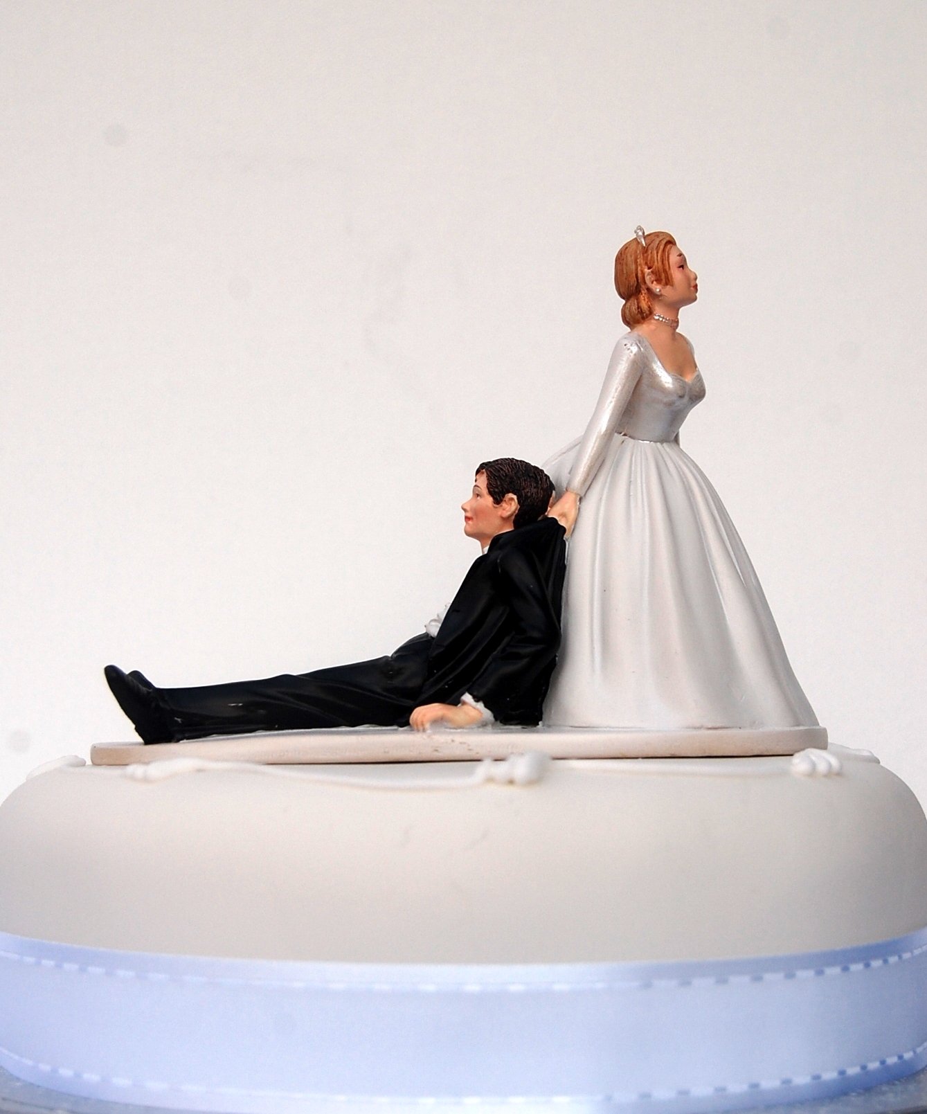 DreamWedding-UK Cake Toppers Bride and Groom/Sitting/Standing/Wedding Decoration/Present, Artificial Resin, Multi-Colour, 5 x 12 x 12 cm — image 1