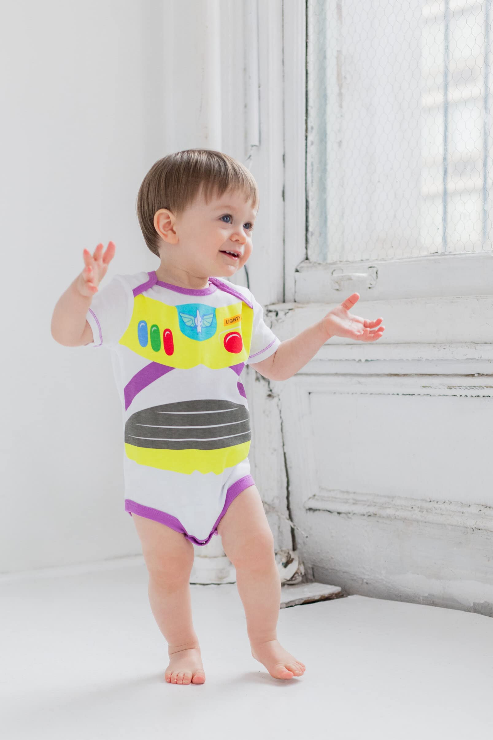 Disney Mickey Mouse Lion King Winnie the Pooh Pixar Toy Story Finding Nemo Baby 5 Pack Bodysuits Newborn to Infant