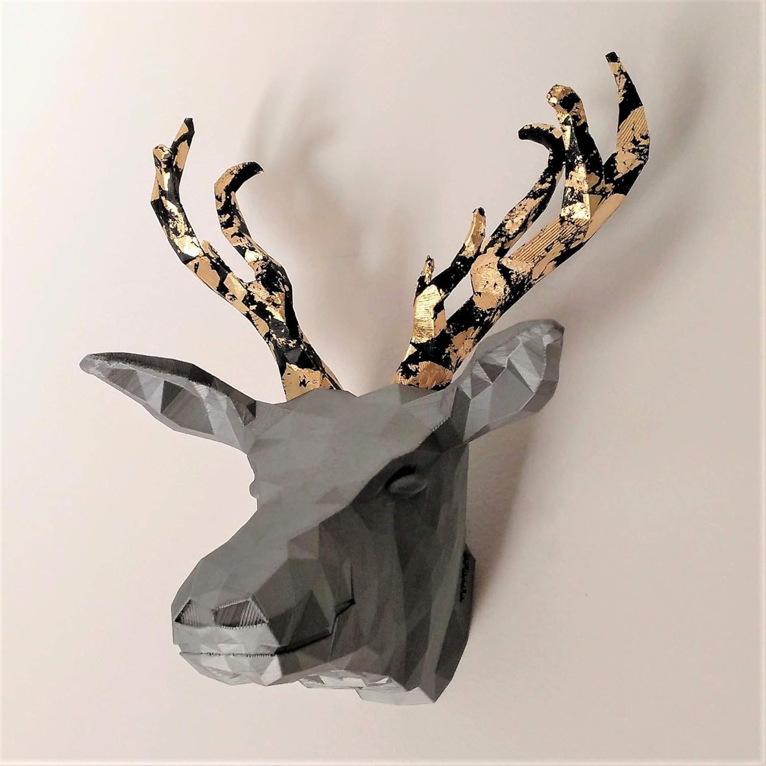 cabeza de ciervo hecha a mano con cuernos de metal