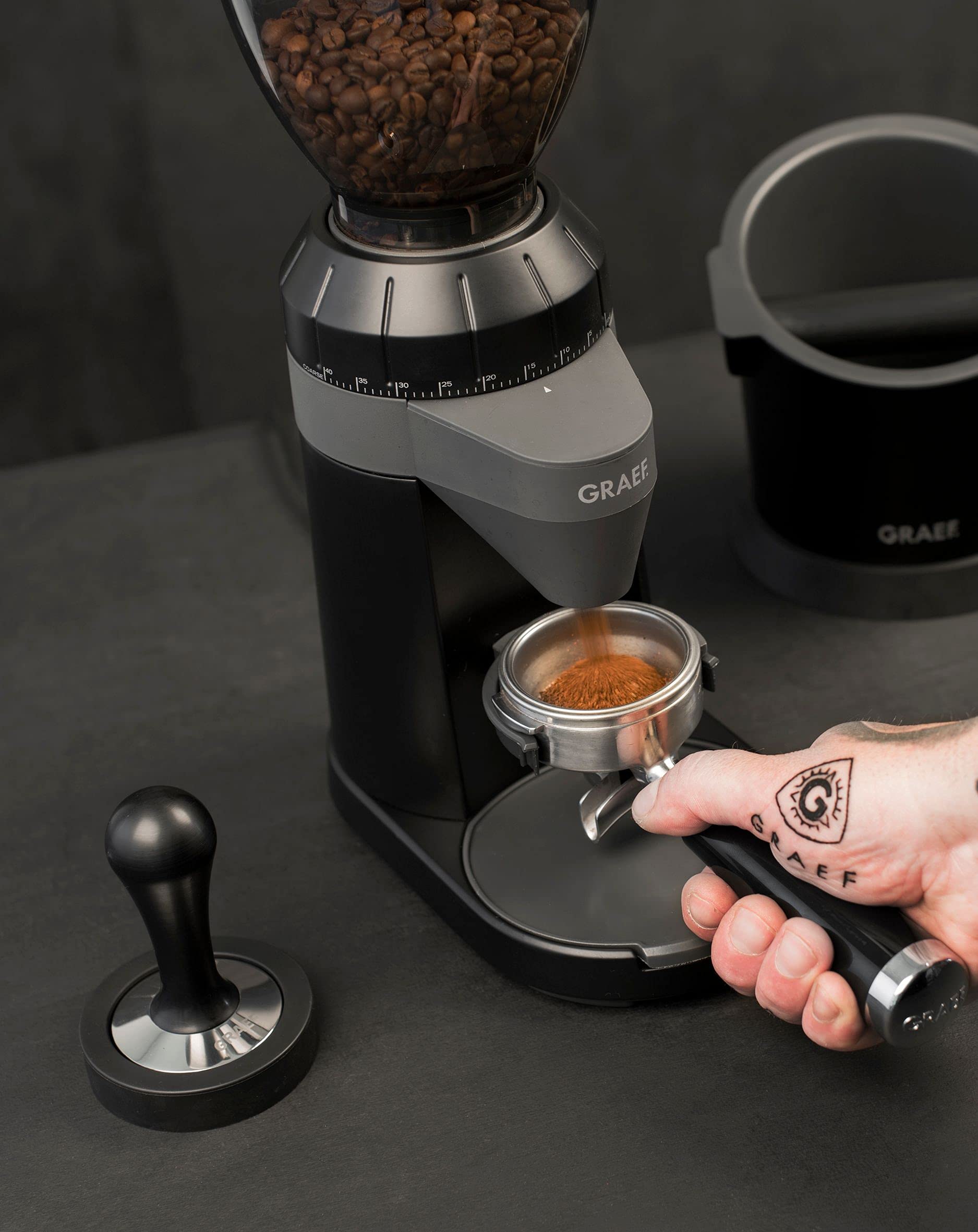 GRAEF CM802 - Elektrische Kaffeemühle, Aluminiumgehäuse, Bohnenbehälter 350 g, Edelstahl-Kegelmahlwerk, 40 Mahlgrade, Kaffeemühle Siebträger, Antistatik-Einsatz, Aluminium-Schaufelrad, 128 W, Schwarz 2