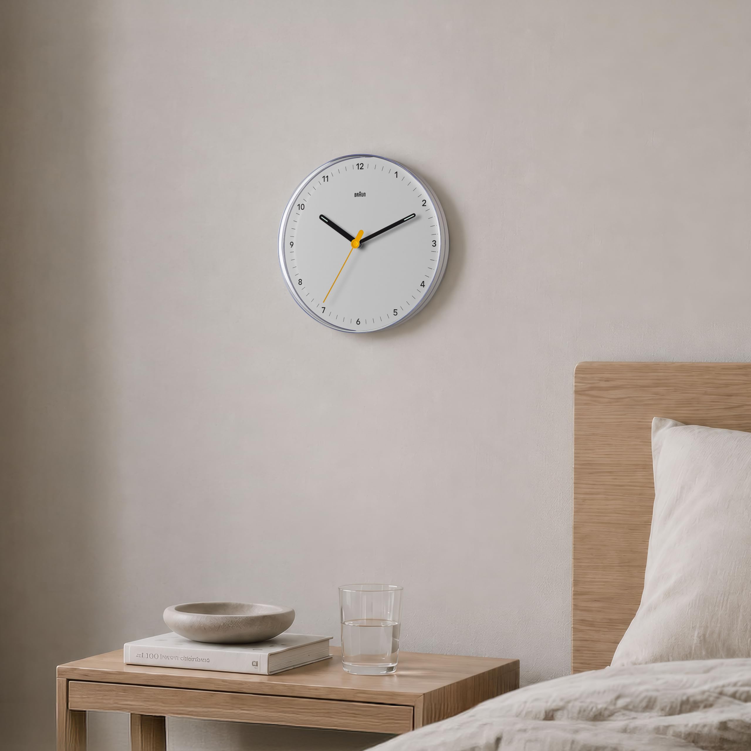 Braun Klassische analoge Wanduhr geräuschlosem Quarzwerk, gut ablesbar, 23 cm Durchmesser in Weiß, Modell BC26W. 2