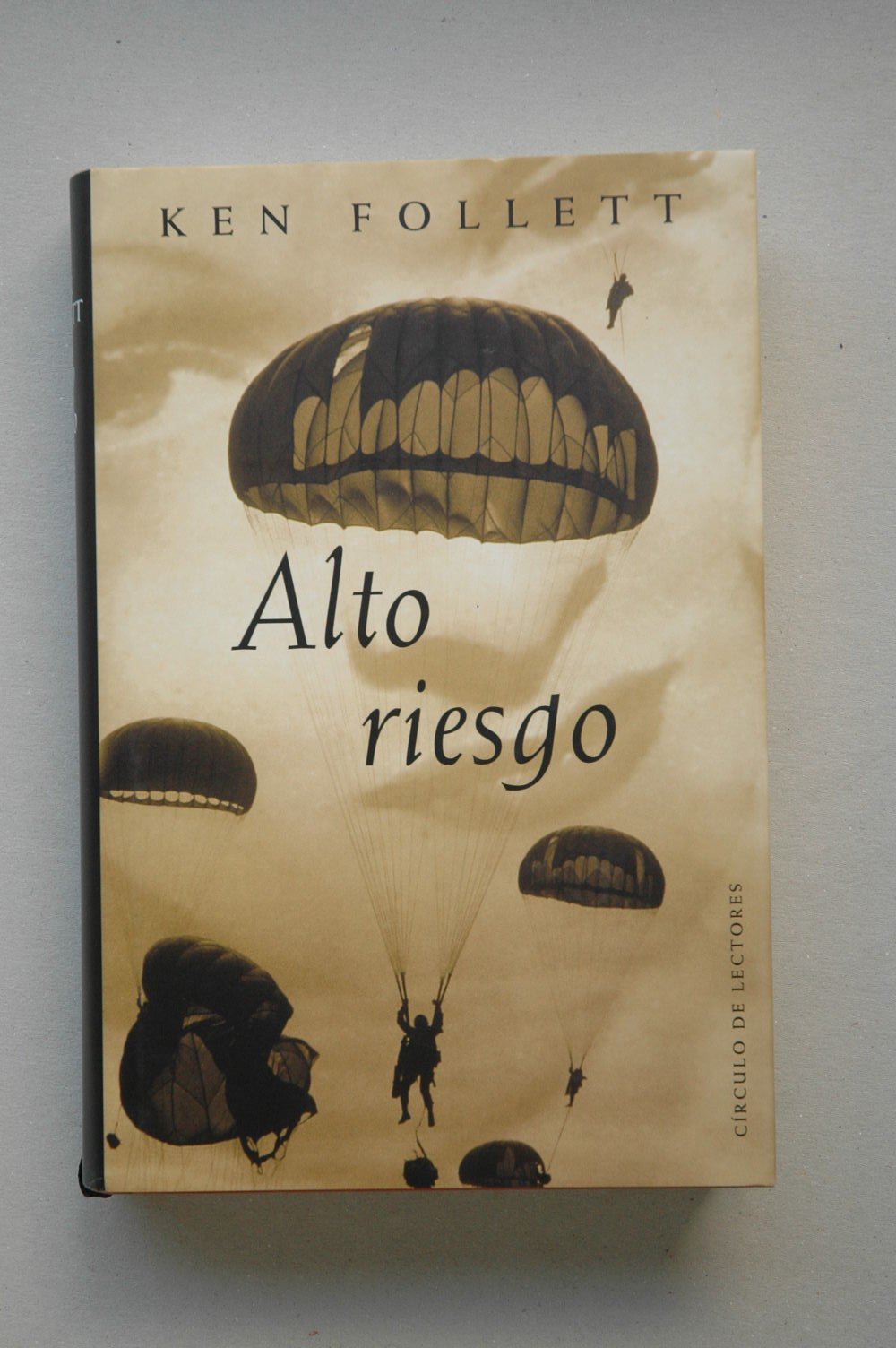 Portada de Alto riesgo / Kent Follett ; traducción de José Antonio Soriano