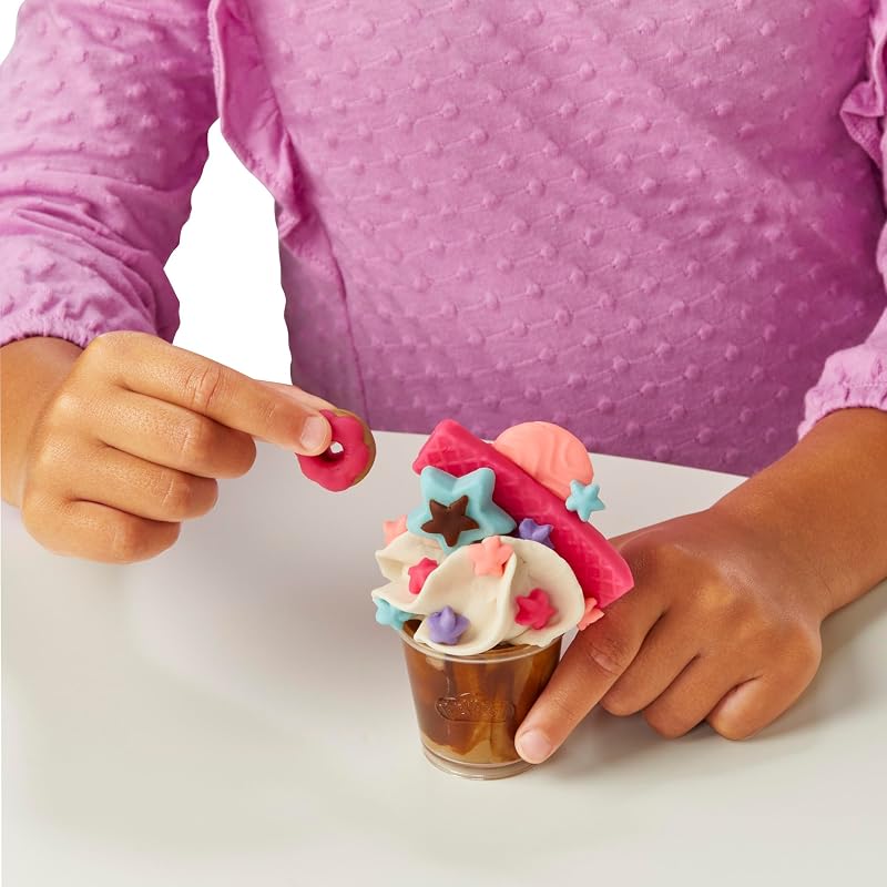 Kitchen Creations Mon Super Café, Coffret avec Machine à Café, 20 Accessoires et 8 Pots de Pâte à Modeler pour Loisirs Créatifs, Jouet Culinaire