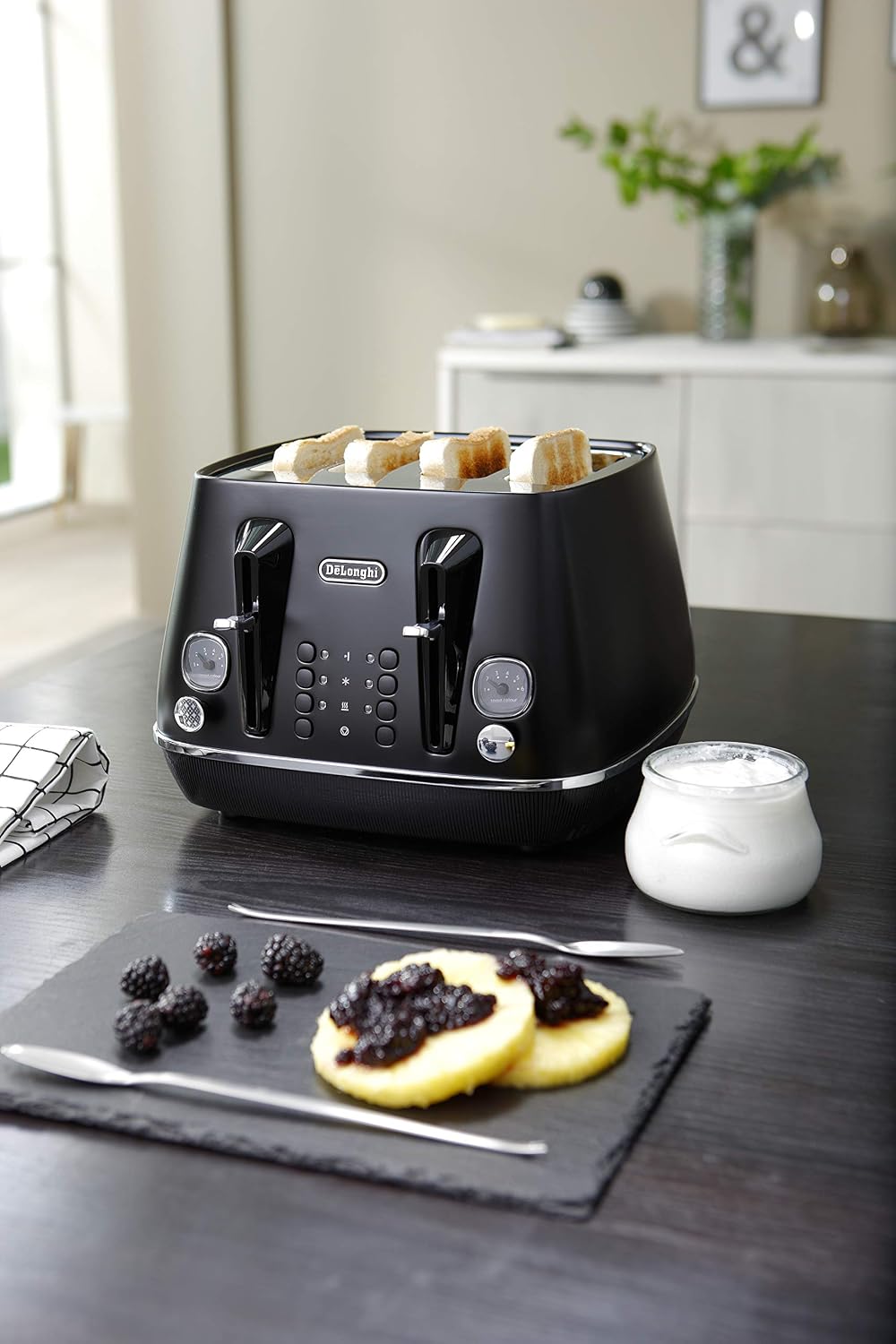 De'Longhi Distinta X CTIN4003.BK Designer 4 Slice Toaster, Variable Browning Control, Reheat/Defrost/Bagel Function -Black - Image 5