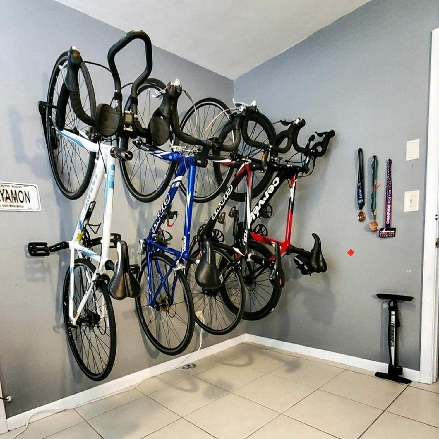 Articoli di immagazzinamento per garage per Deposito Biciclette e Mountain  Bike Nero 4 Pezzi Supporto per Biciclette da Parete Rastrelliera per Bici  Montata su Parete con Gancio Salvaspazio Supporto Bicicletta da Parete