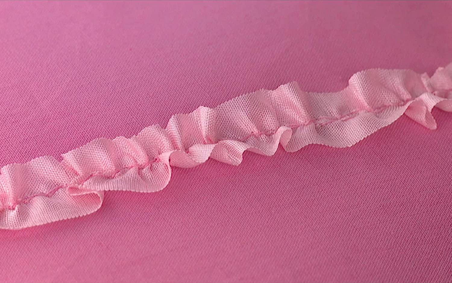 SINGER Gathering Presser Foot for Low-Shank Sewing Machines, Simutaneously Trims & Hems Edges, Zig-Zag and Over-Edge Stitches - Sewing Made Easy