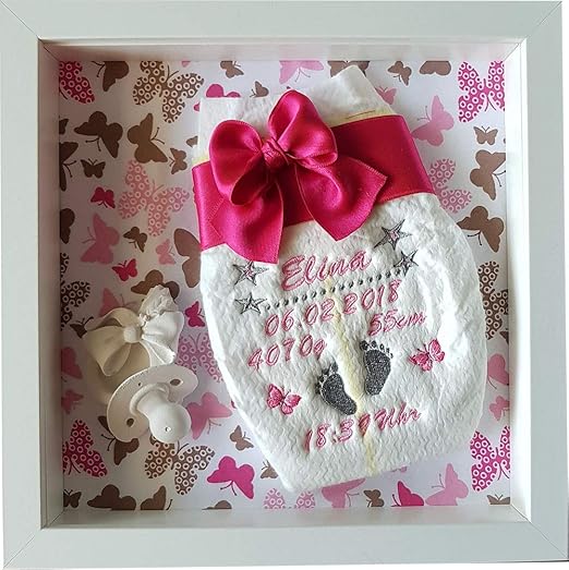 Bestickte Windel im Rahmen