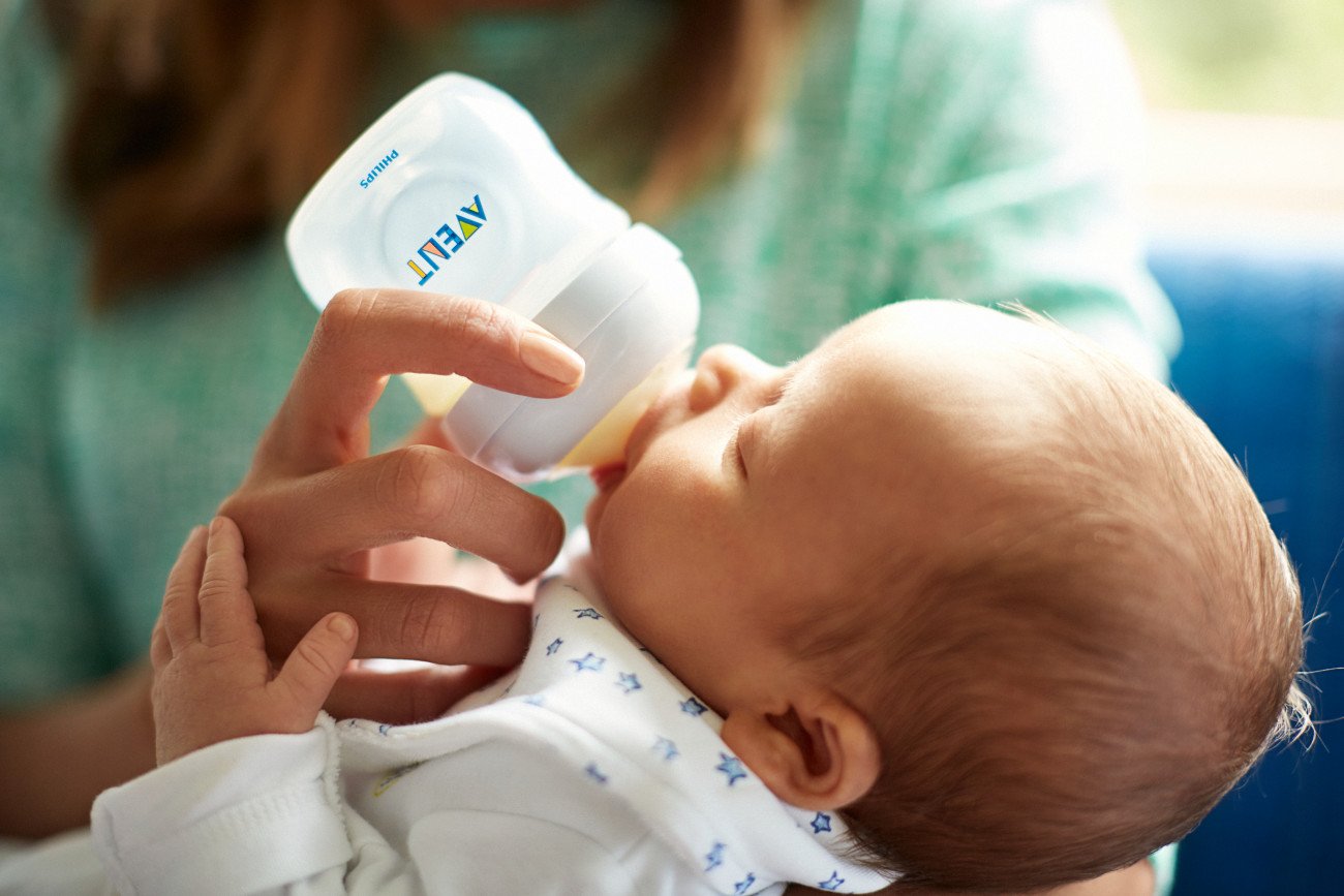 Philips Avent Natural Baby Bottle Newborn Starter Gift Set, SCD206/03 : Baby