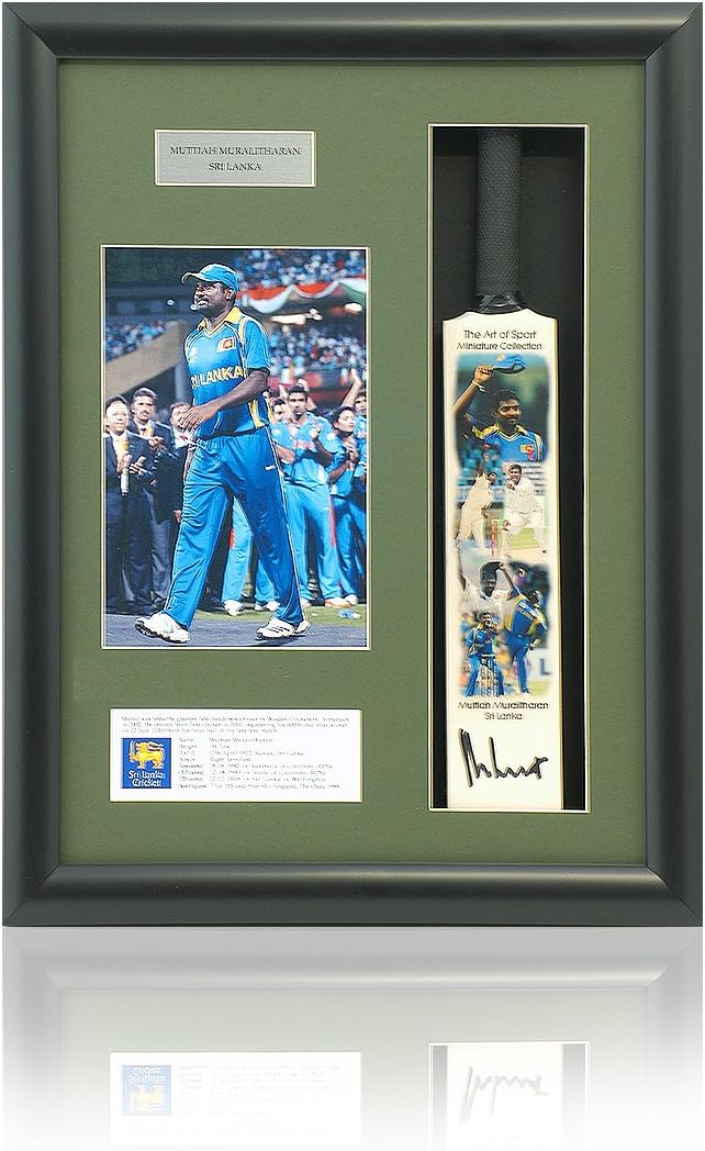 Muttiah Mulalitharan SRI LANKA Hand Signed Mini Cricket Bat presentation