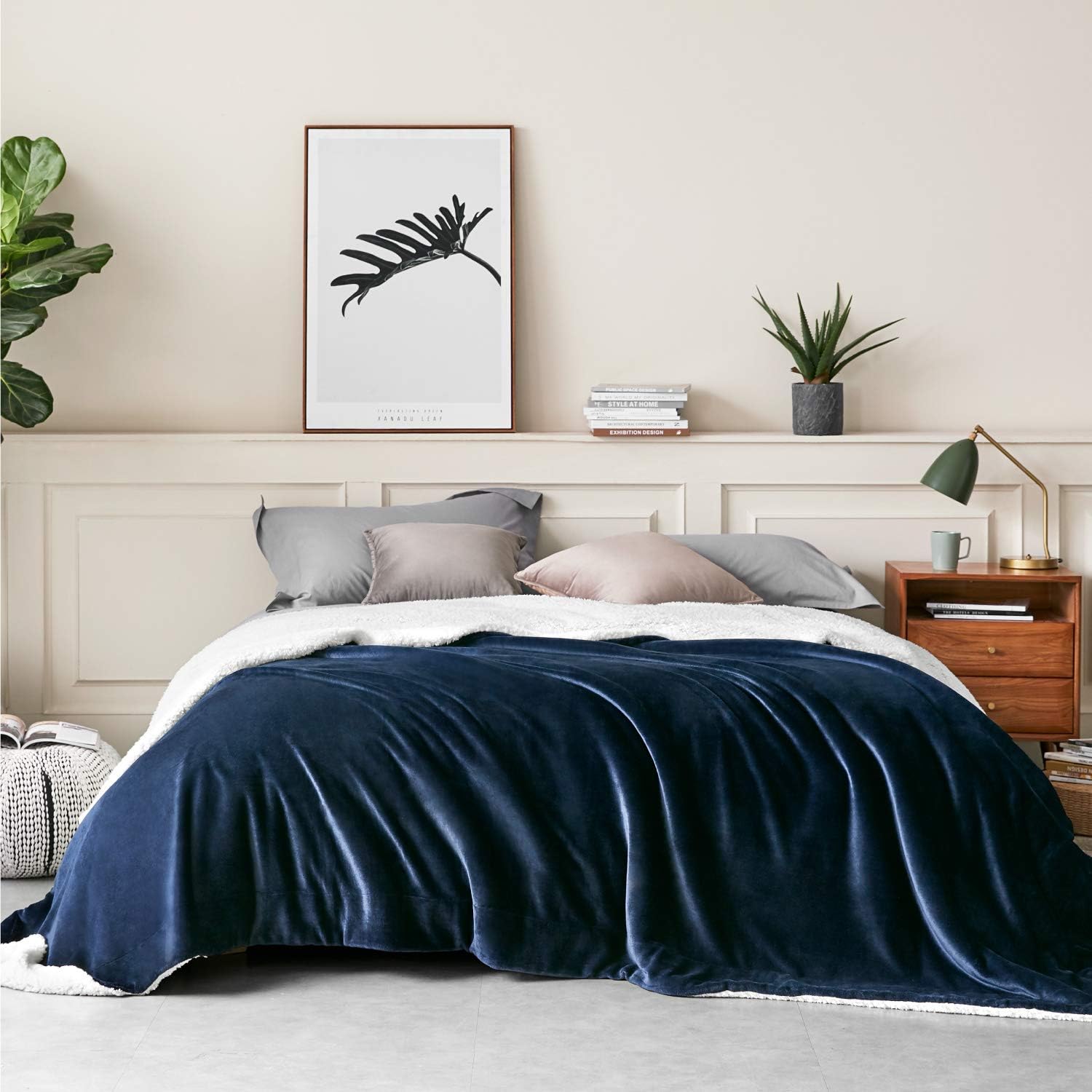 Bedsure Sherpa Fleece Blanket Queen Size Navy Blue Plush Blanket Fuzzy Soft Blanket Microfiber: Home & Kitchen