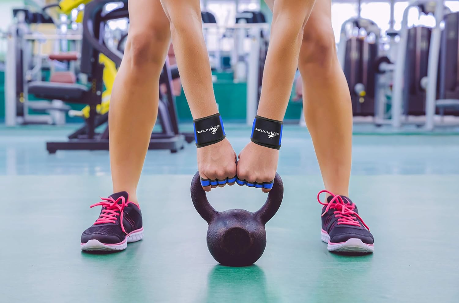 Поли фитнес. Поднимание гири. Женские ноги с гирей. Упражнения с гирей кроссфит. Девушка с гирей на ноге.