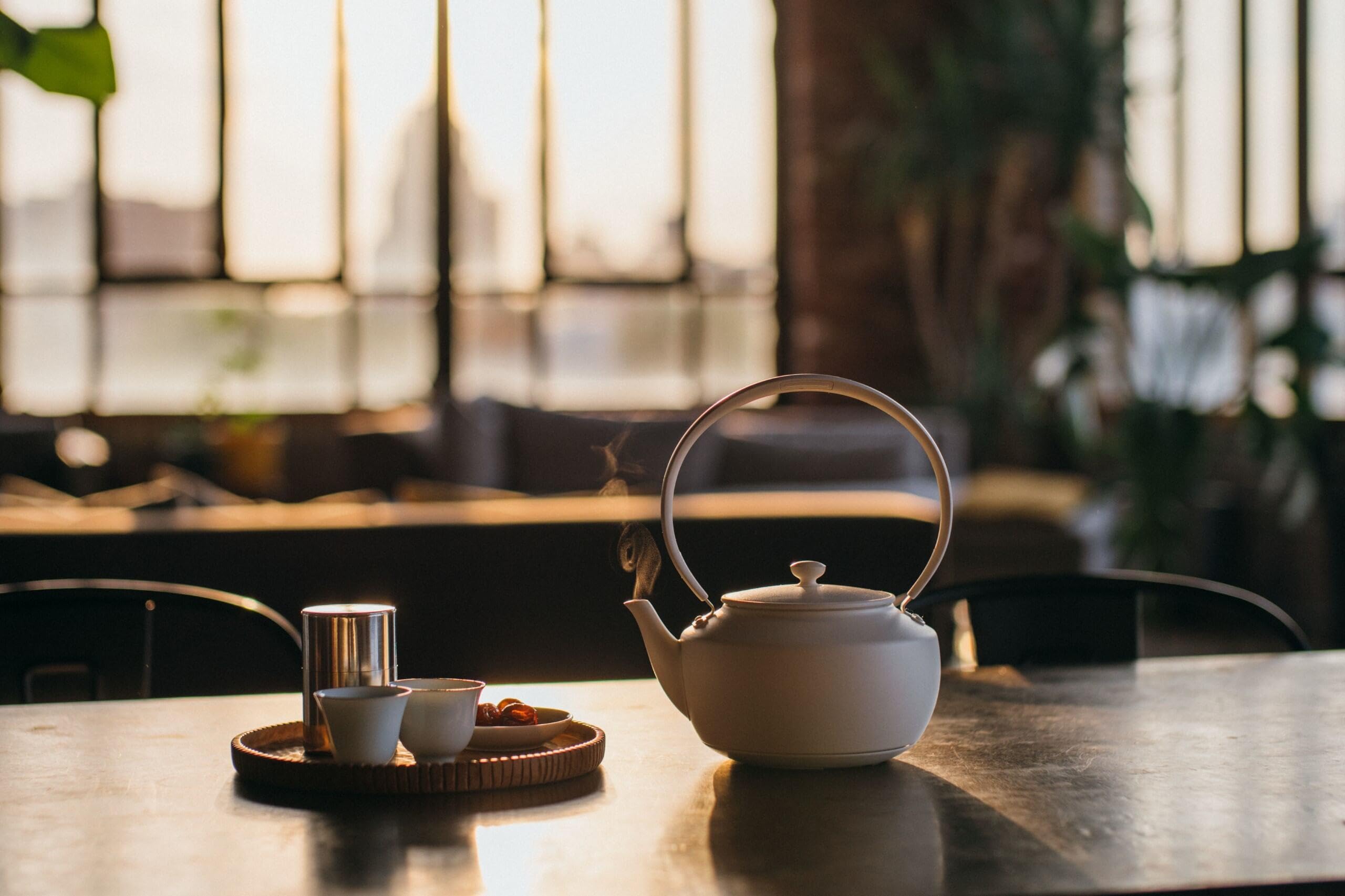 Balmuda MoonHervidor | Hervidor eléctrico con control de temperatura (122°F - 212°F) | MANTENGA Y MANTENGA CALIENTE | 900 ml (30 onzas líquidas) | Luz y sonido ambiental relajantes | Boquilla de vertido de precisión | Blanco