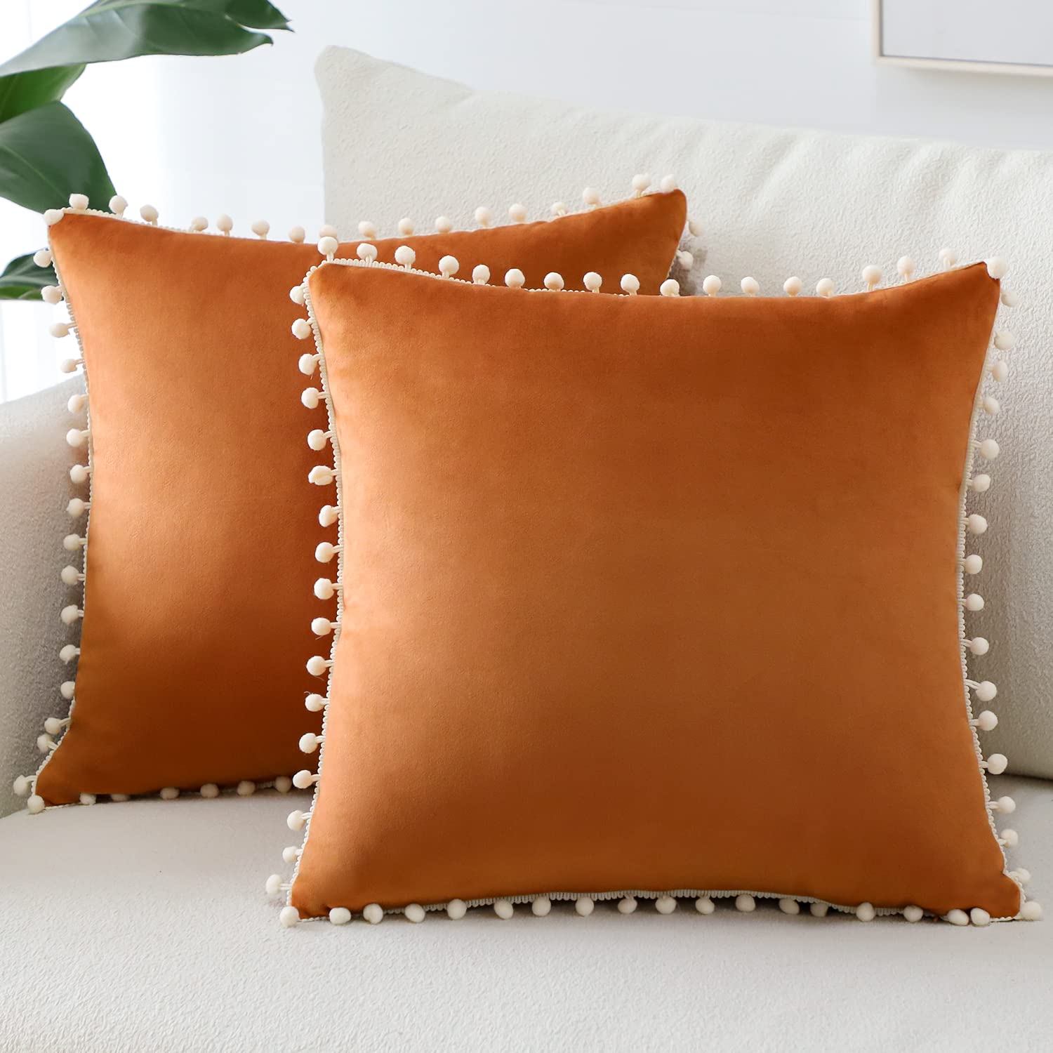 Sungeek Pack of 2 Decorative Cushion Covers Soft Velvet Pompoms Pillow Covers with Invisible Zipper Square Home Decor Throw Pillow Cases for Sofa Bedroom Living Room 40x40cm Orange