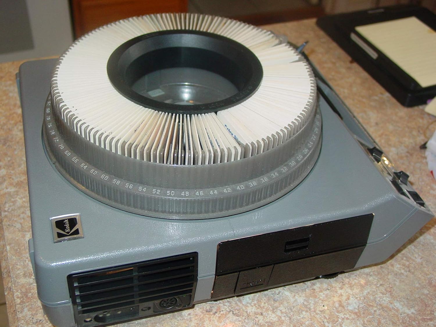 Kodak Ektagraphic III AT Slide Projector : Camera & Photo