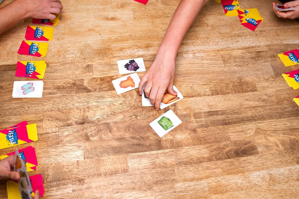Game Factory 646073 Piles, schnelles Kartenspiel für 2 bis 8 Personen, rasantes Sammelspiel, Reaktionsspiel für Erwachsene und Kinder ab 8 Jahren, deutsche Edition 5