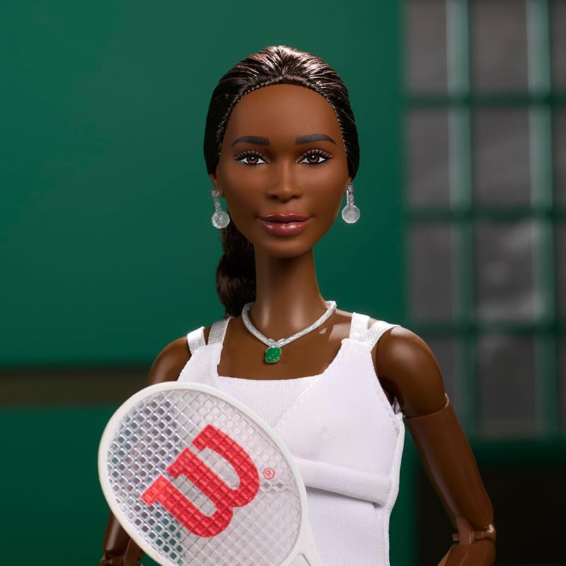 Colección Inspiring Women Venus Williams Muñeca de Moda con equipación de Tenis característica y Raqueta, Incluye Embalaje para exposición, HRM49
