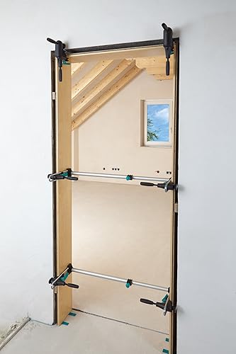 Türzarge im Bereich fixiert und mittels des Türfutter Montagesets ausgerichtet